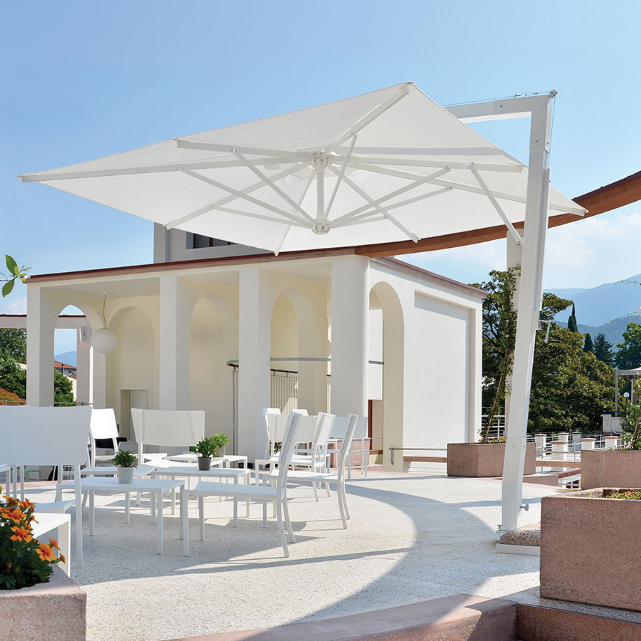 Modern "Deluxe Classic" fixed umbrella with rotating side pole