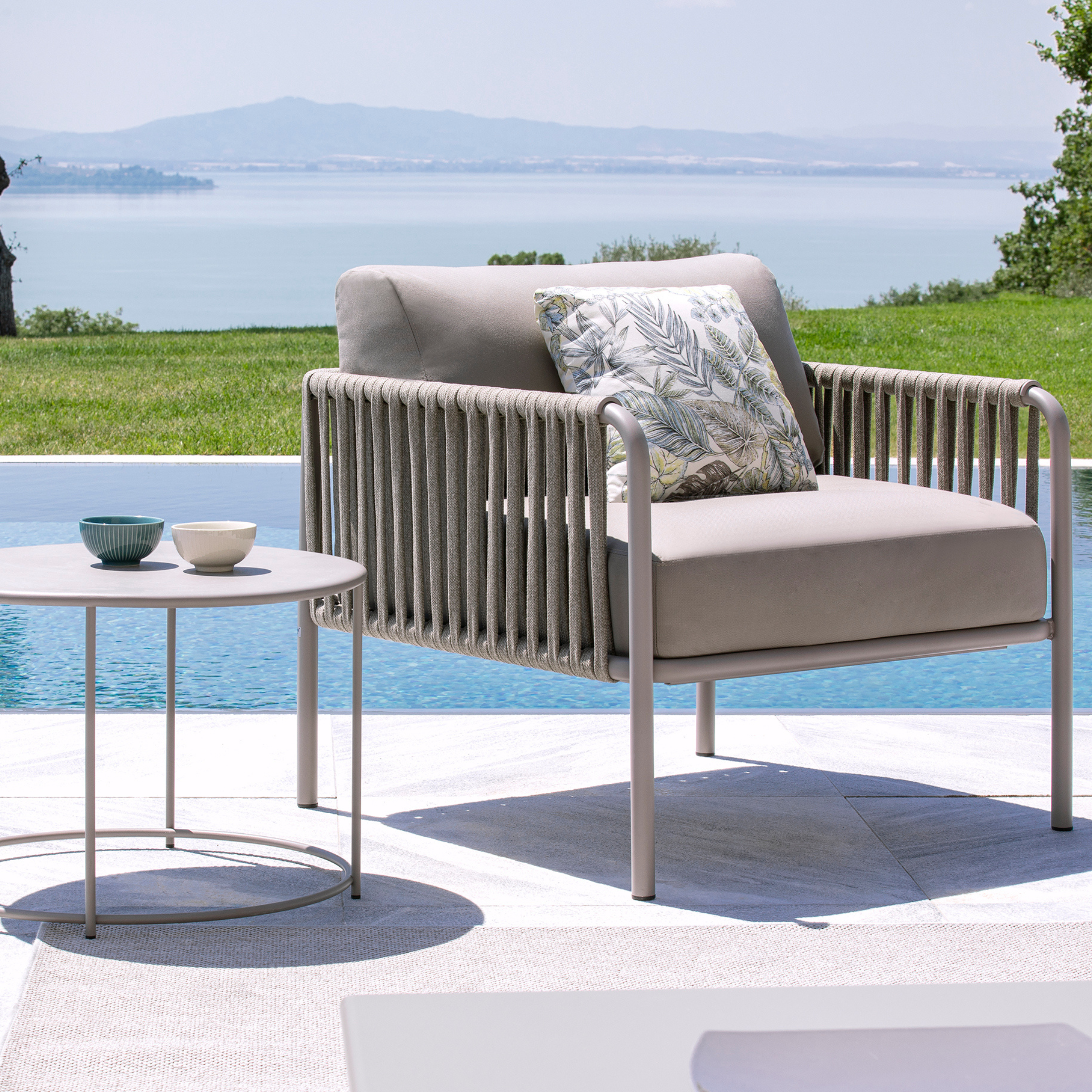 "Key West" low-back lounge chair in rope with cushion 80x80 cm 64h