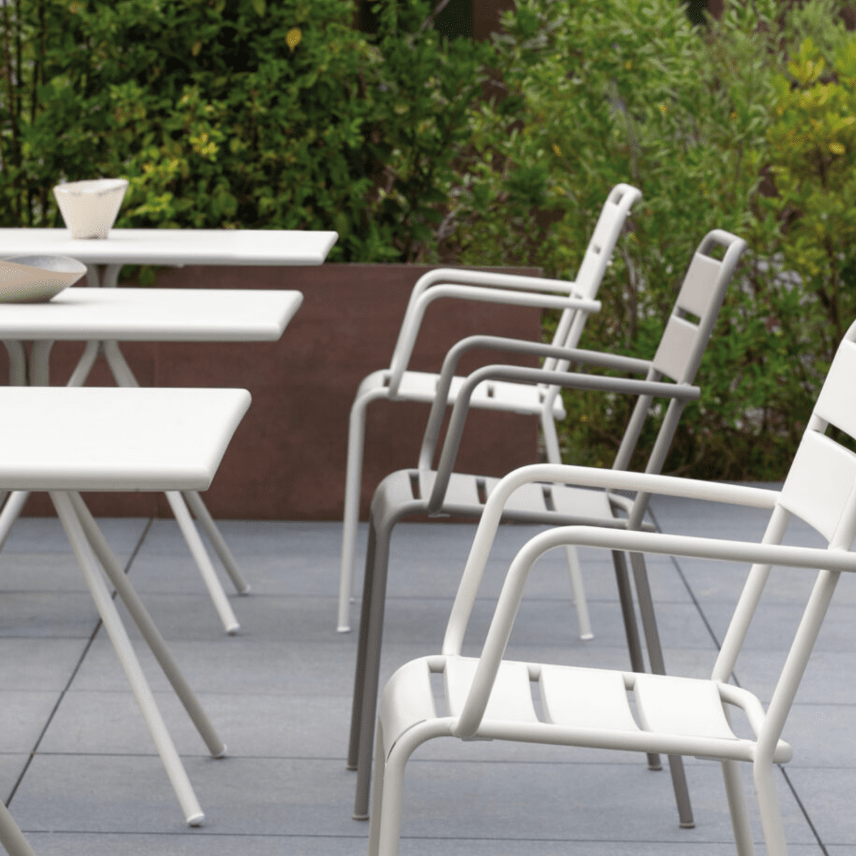 Set di sedie con braccioli da giardino in metallo "Twist" moderne ed impilabili cm 55x57 87h - MondoViro