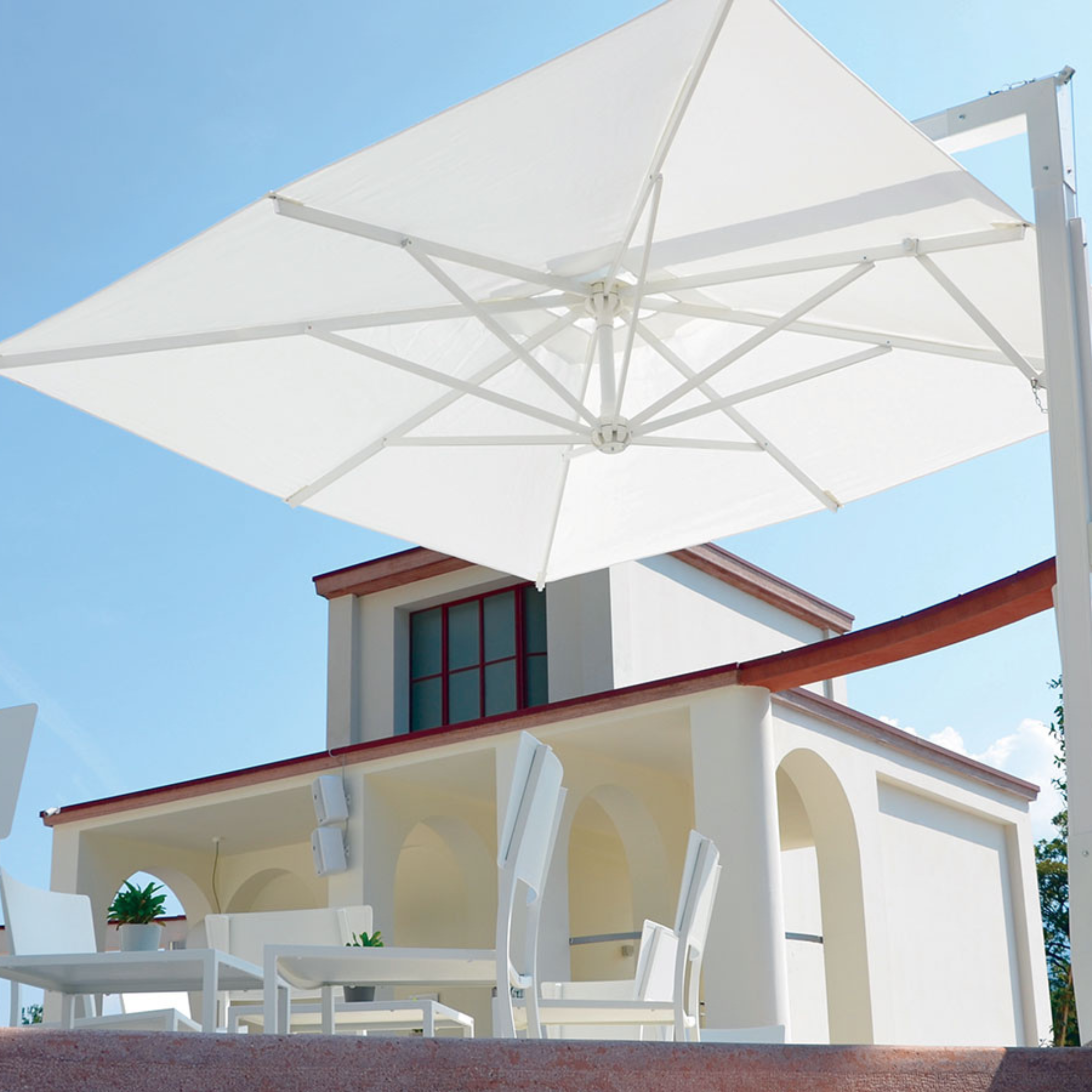 Modern "Deluxe Classic" fixed umbrella with rotating side pole