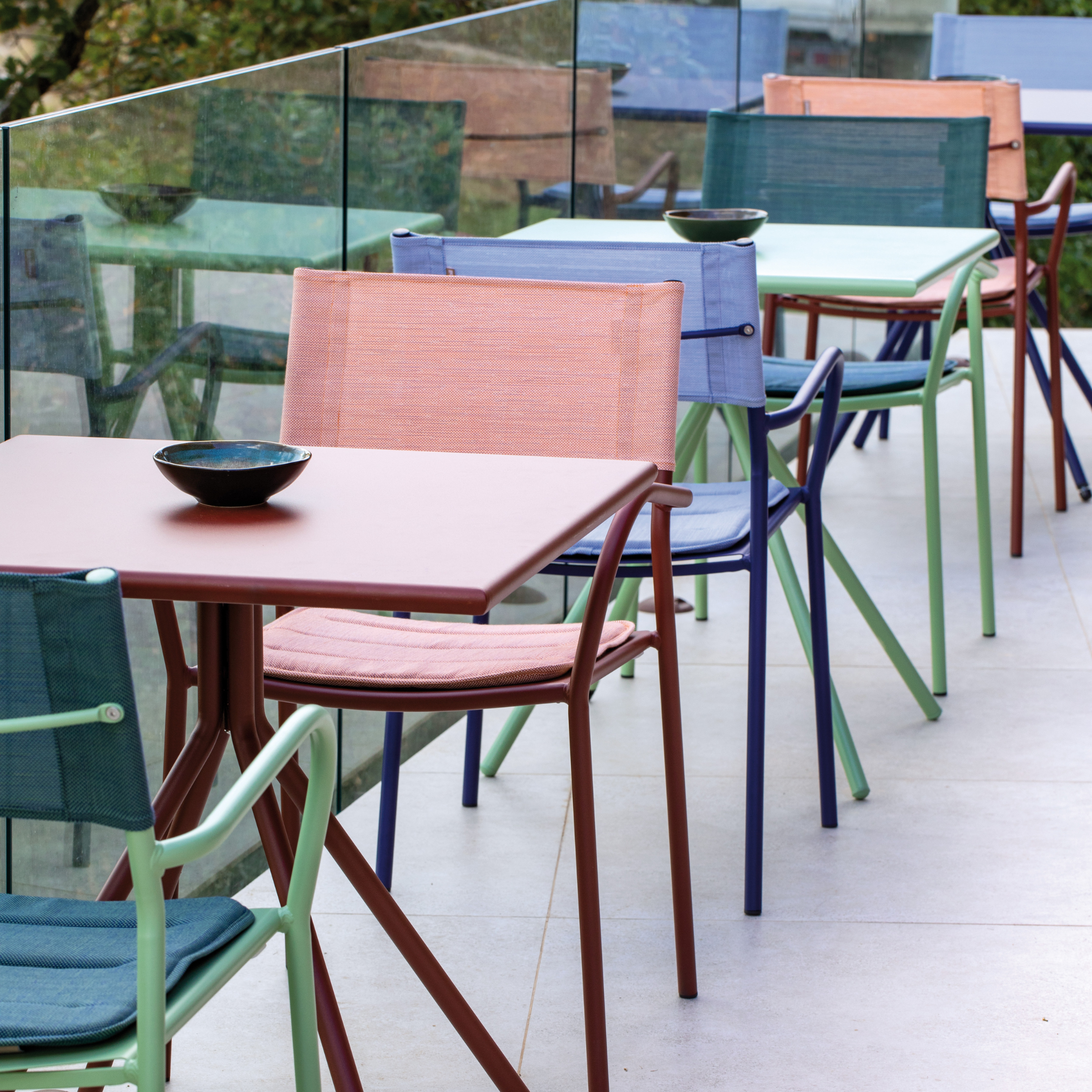 Set of "Vera" stackable garden chairs in metal and backrest in fabric, 56x50 cm, 86h