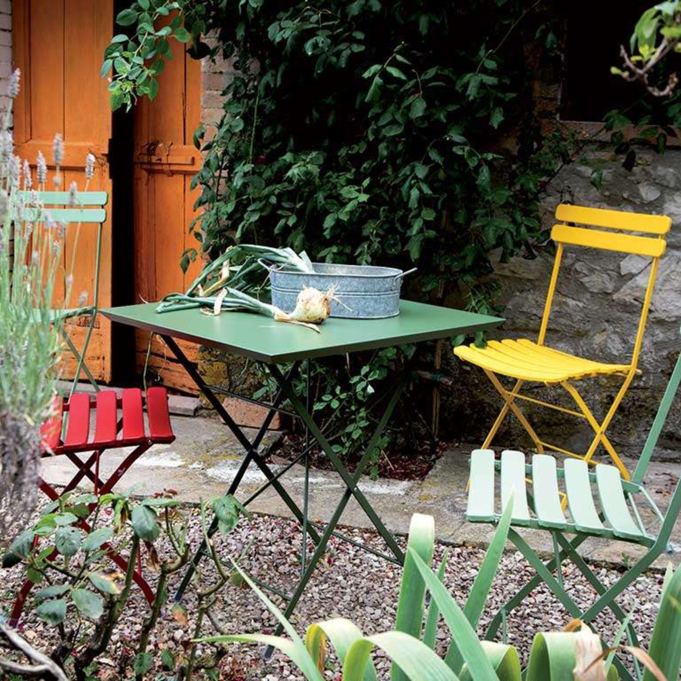 Set of modern folding "Step" chairs in painted metal for the garden