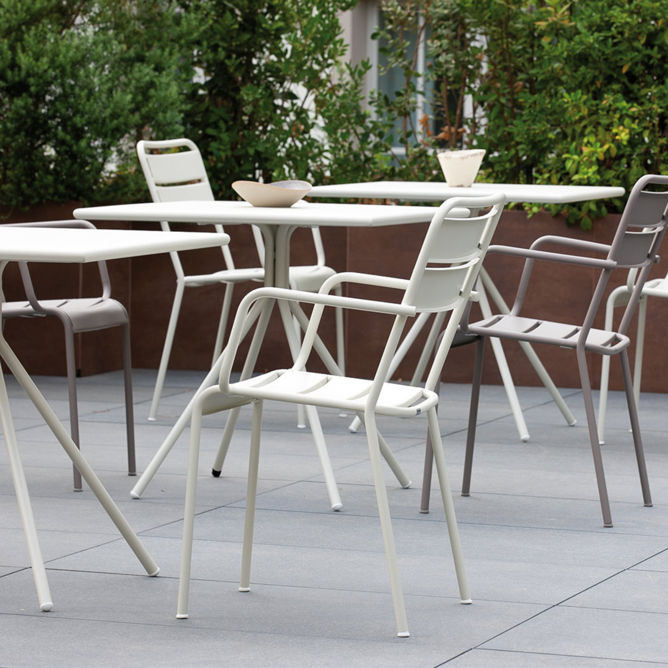Mesa cuadrada de metal galvanizado "Twist19" para bares y jardines h 75 cm
