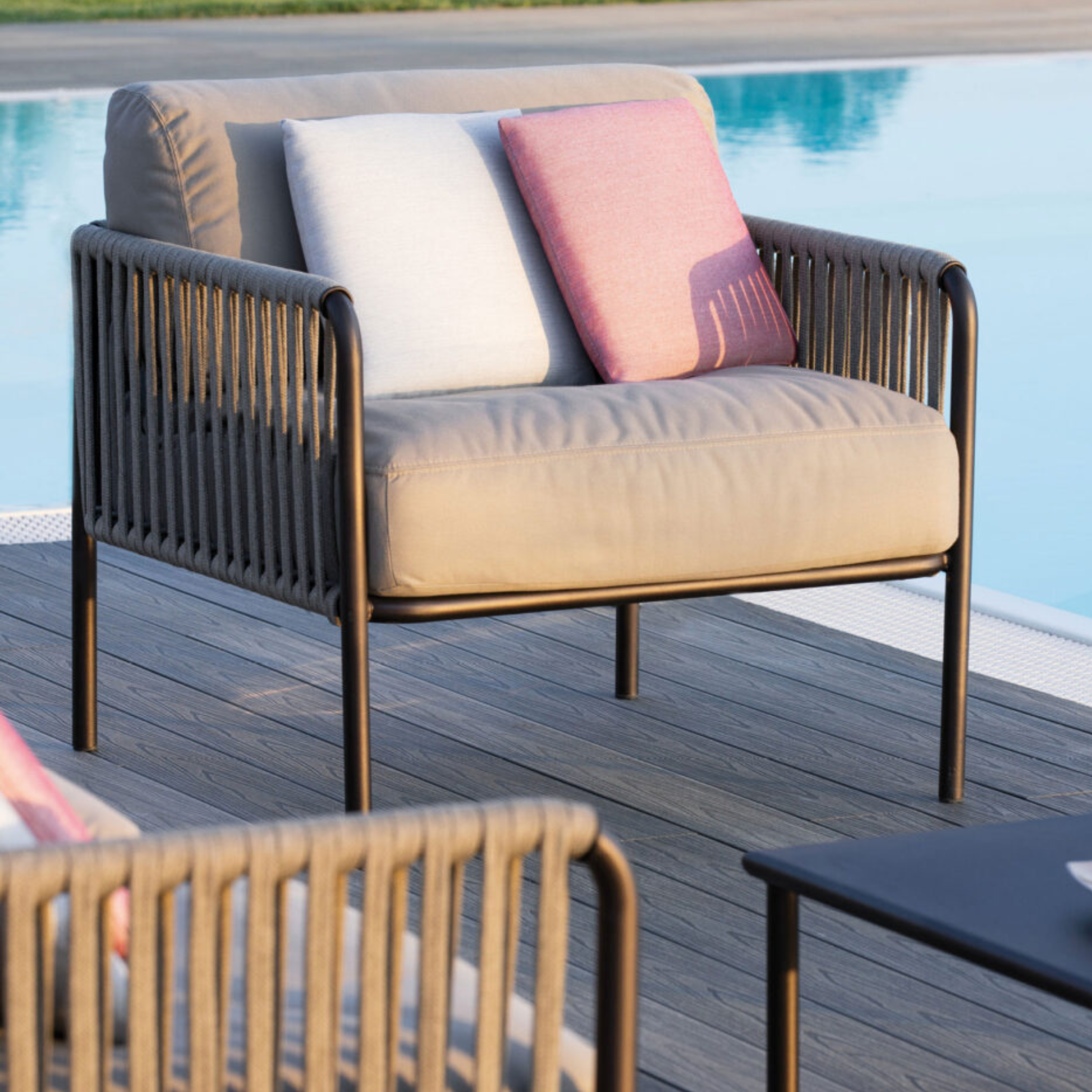 "Key West" low-back lounge chair in rope with cushion 80x80 cm 64h