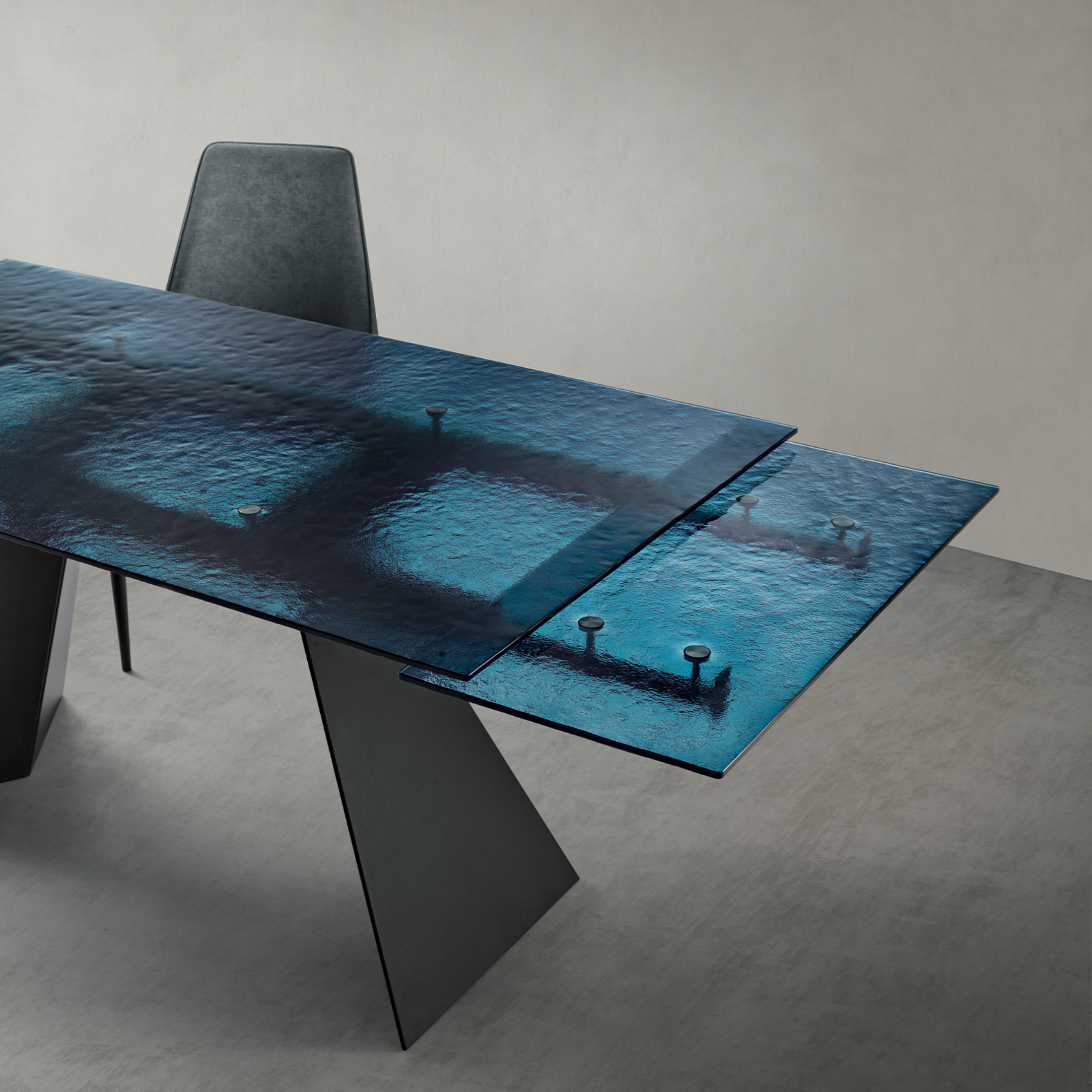 "Rubino" extendable dining table with hammered glass top