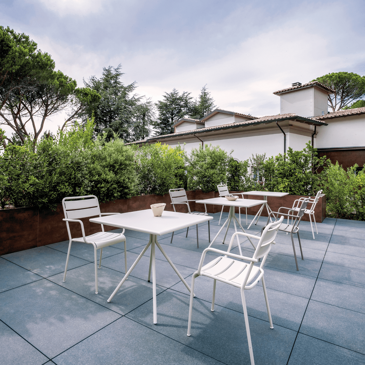 Set di sedie con braccioli da giardino in metallo "Twist" moderne ed impilabili cm 55x57 87h - MondoViro