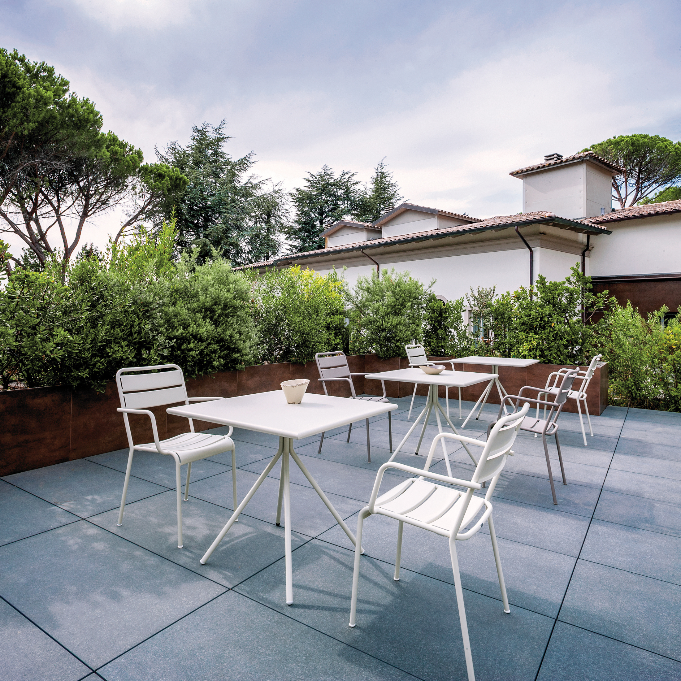 Mesa cuadrada de metal galvanizado "Twist19" para bares y jardines h 75 cm