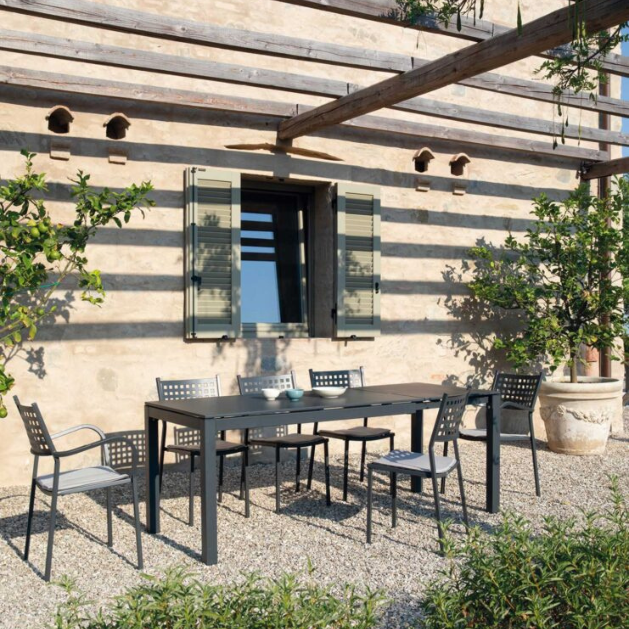 Set of "Alice" metal garden chairs with armrests, stackable, 53x53 cm, 85 cm high.