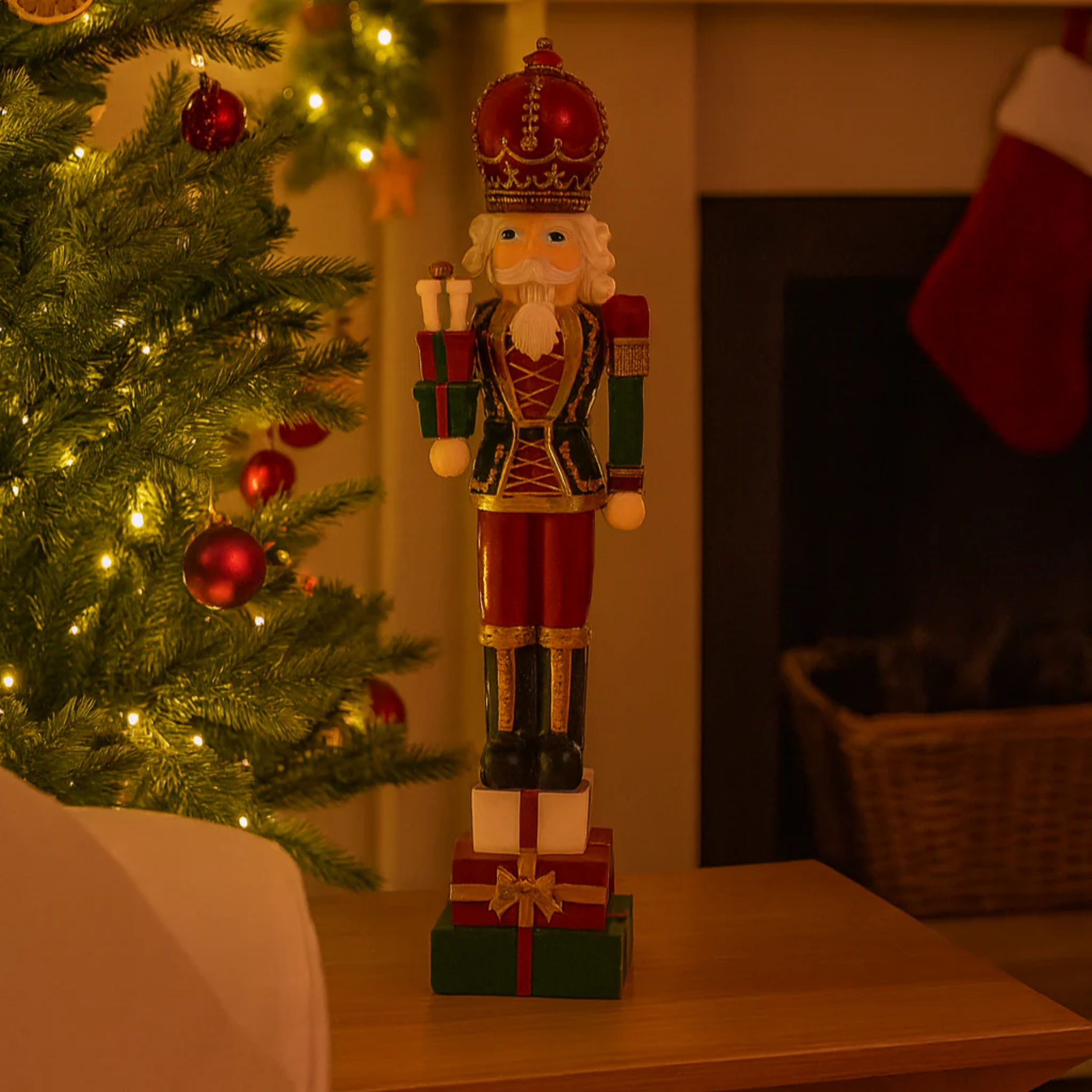 Nutcracker with gift boxes in resin, classic and elegant Christmas decoration 51 cm high
