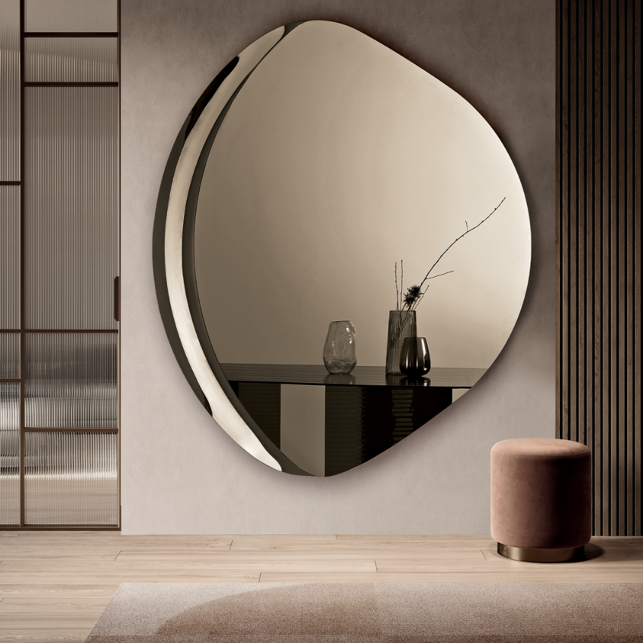 Specchio da parete sagomato "Silhouette" con semi cornice in vetro fuso