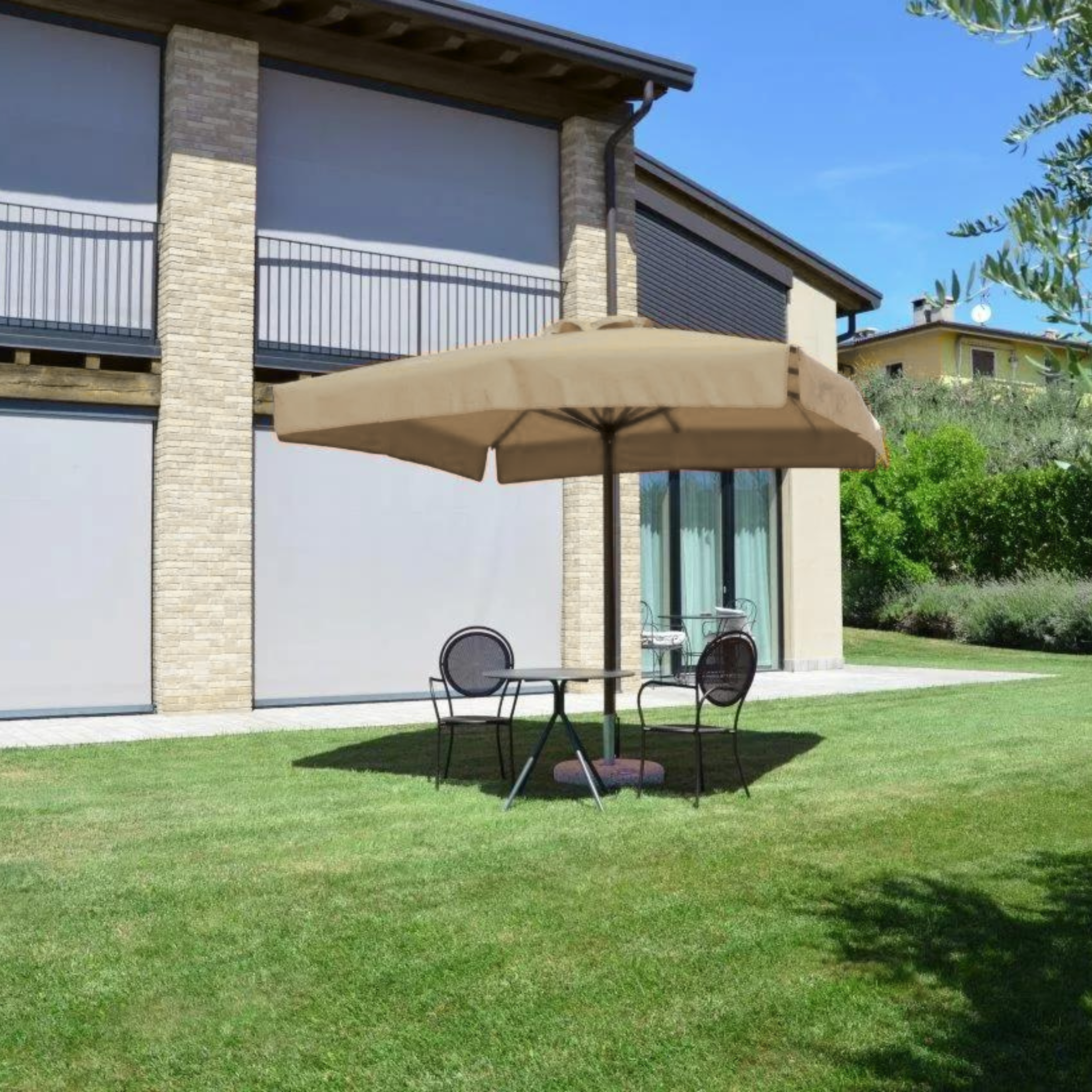 Modern "Corallo Glamour" umbrella with oak-effect central pole