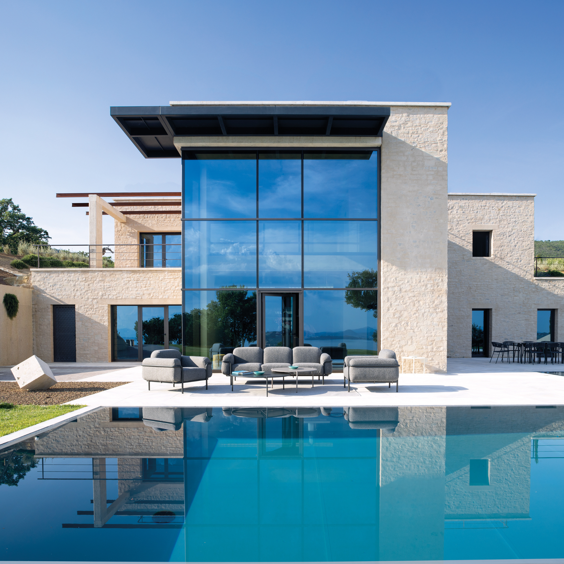 "Hug" padded fabric lounge chair with metal frame for the garden, 105x94 cm, 75 cm high