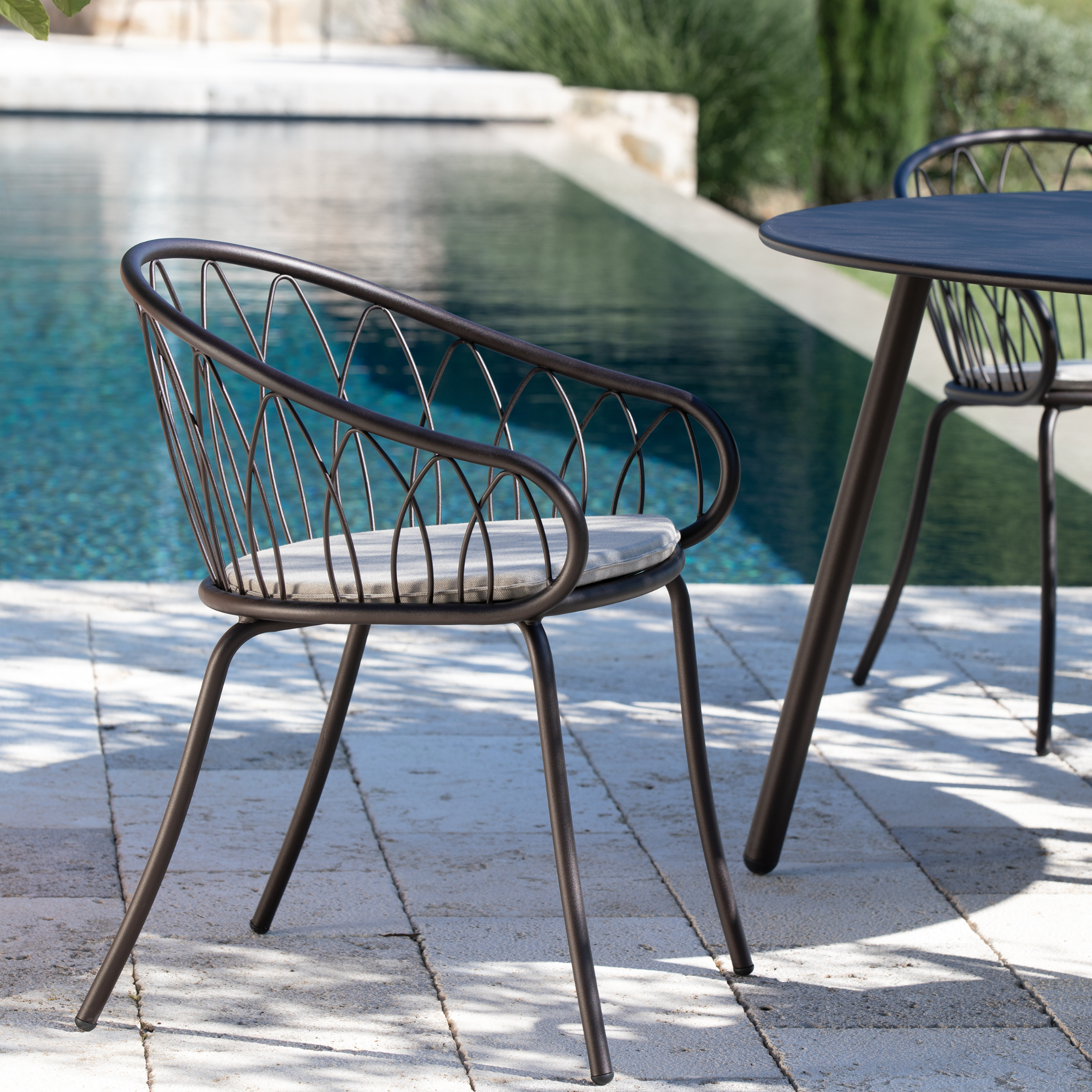 Set of stackable "Flora" painted metal garden chairs, 59x56 cm, 81 cm high