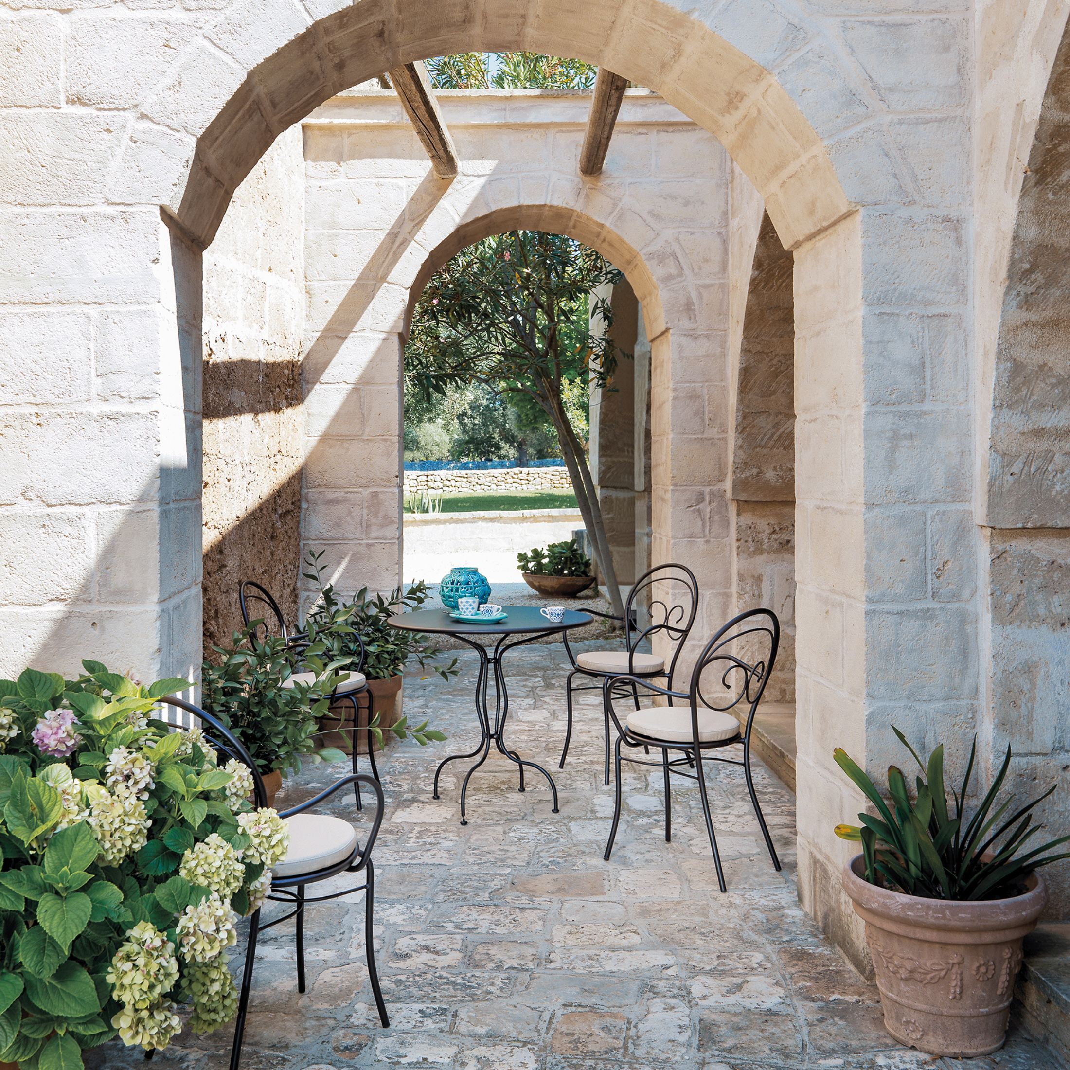 Round galvanized metal table "Rondò" for bars and gardens, dismountable, 60x60 cm, 75 cm high