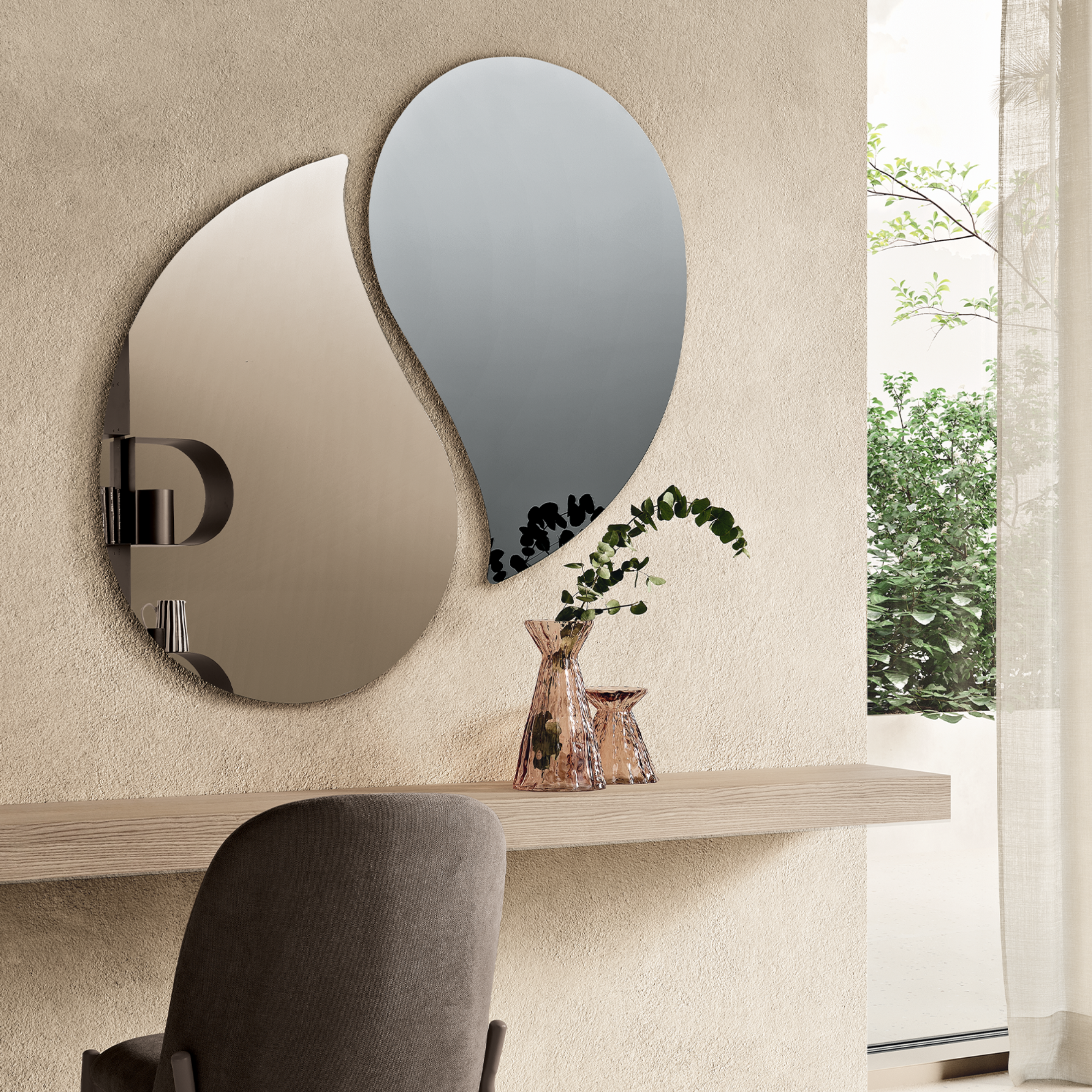 "Acqua" decorative mirror, drop-shaped, with a fluid and contemporary design, 90x62 cm.