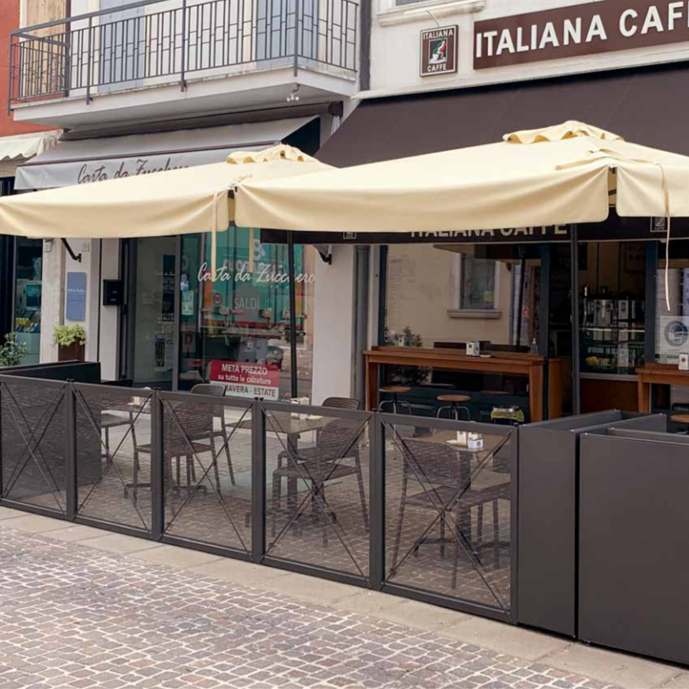 Modern ecru "Mezz'ombra Classic" umbrella with anthracite side pole