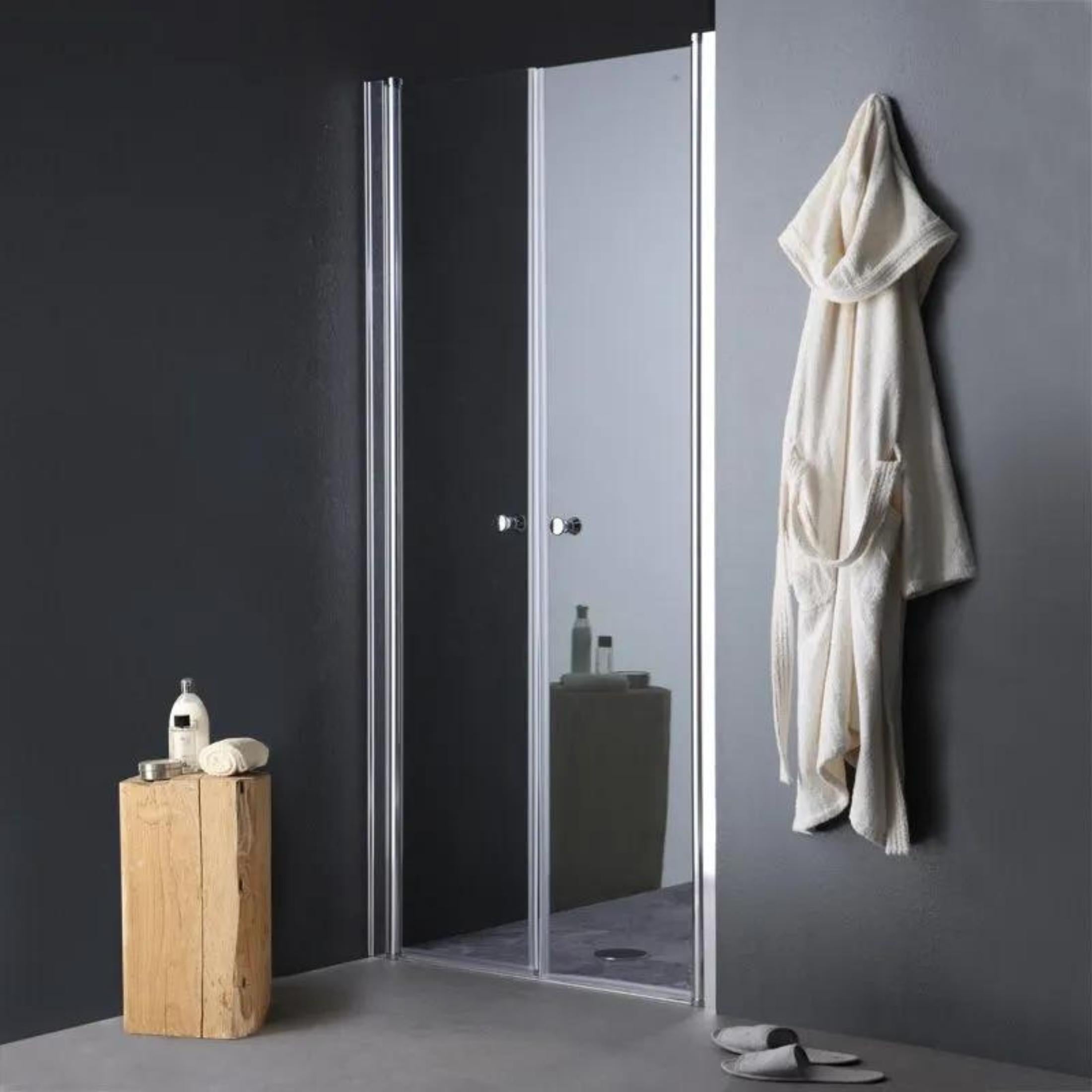 "Siviglia" magnetic shower door in tempered glass and metal, 190 cm high.