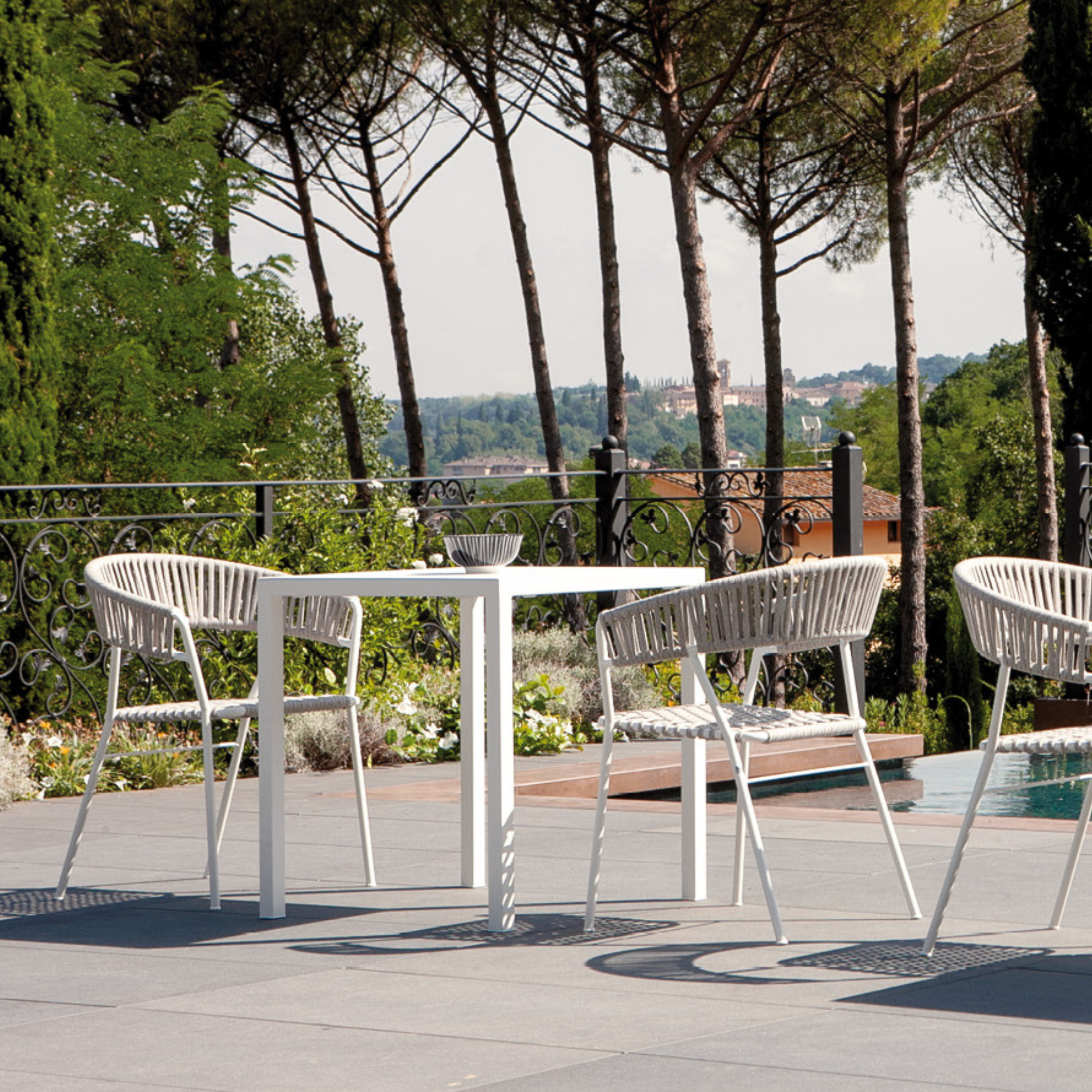 "Quatris" modern fixed square metal table for bars and gardens, stackable, height 75 cm.