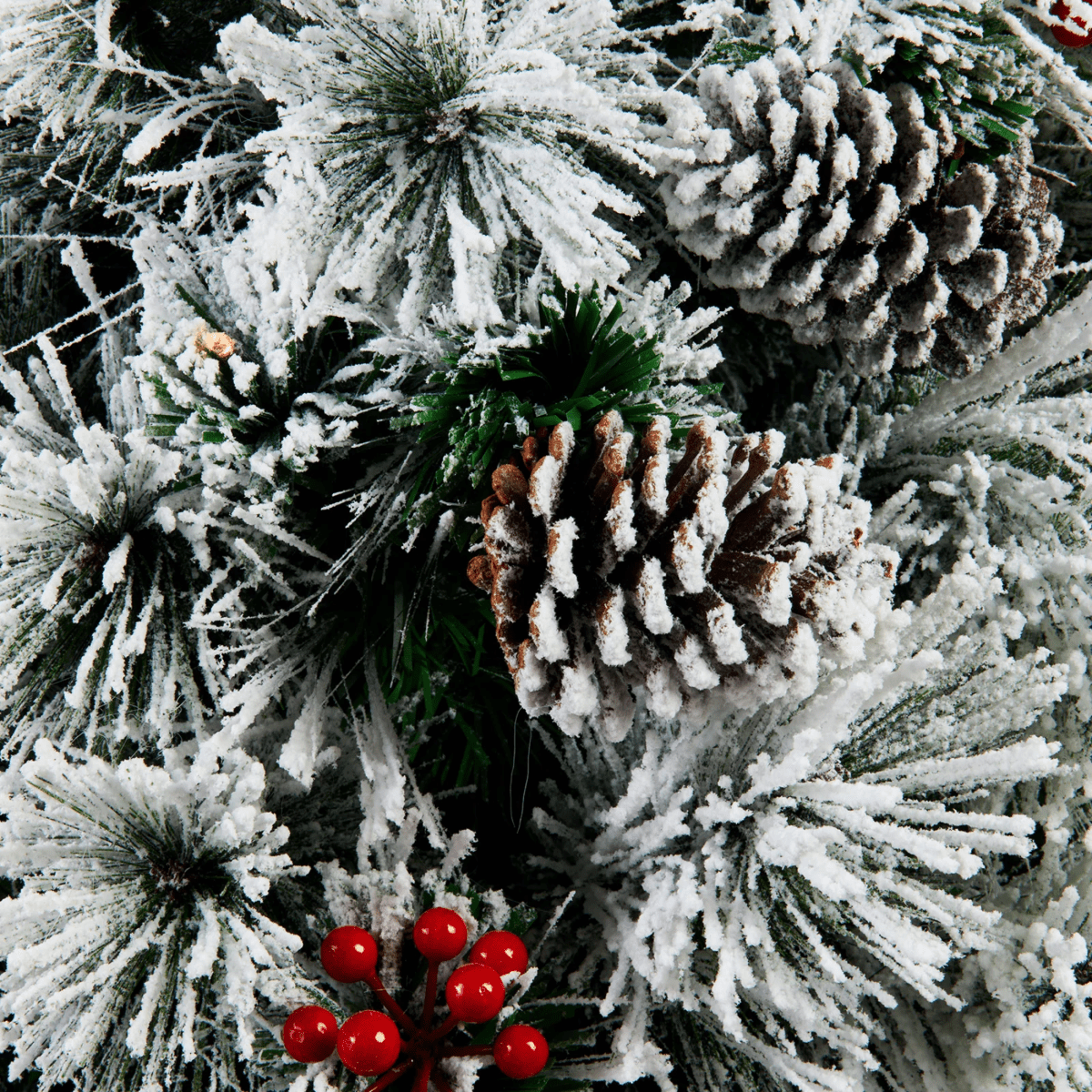 Albero di Natale innevato "Candore" con LED, bacche e pigne in PP Effetto aggi di pino + Flock cm 210h - MondoViro