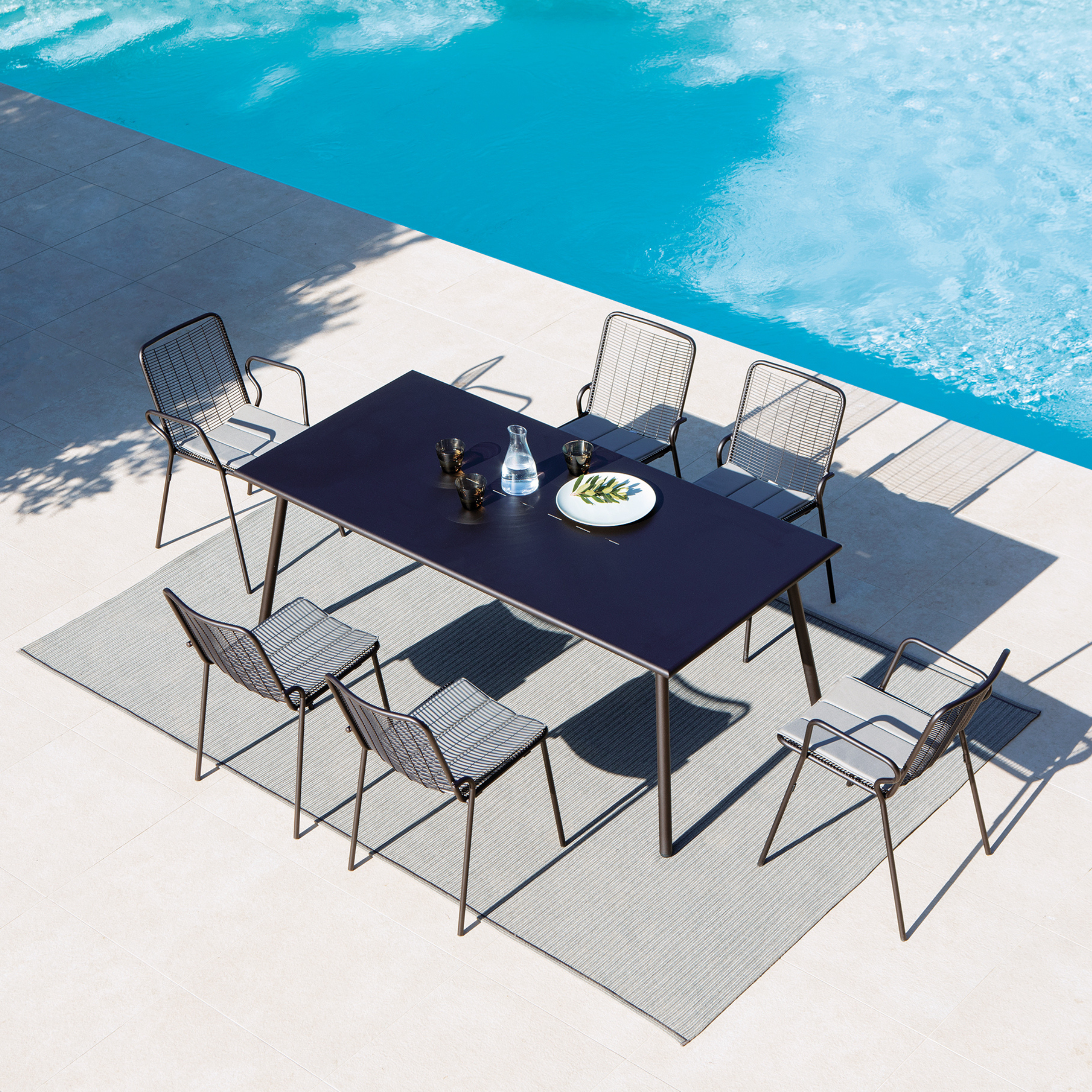 "Roma1" fixed painted metal table for modern garden