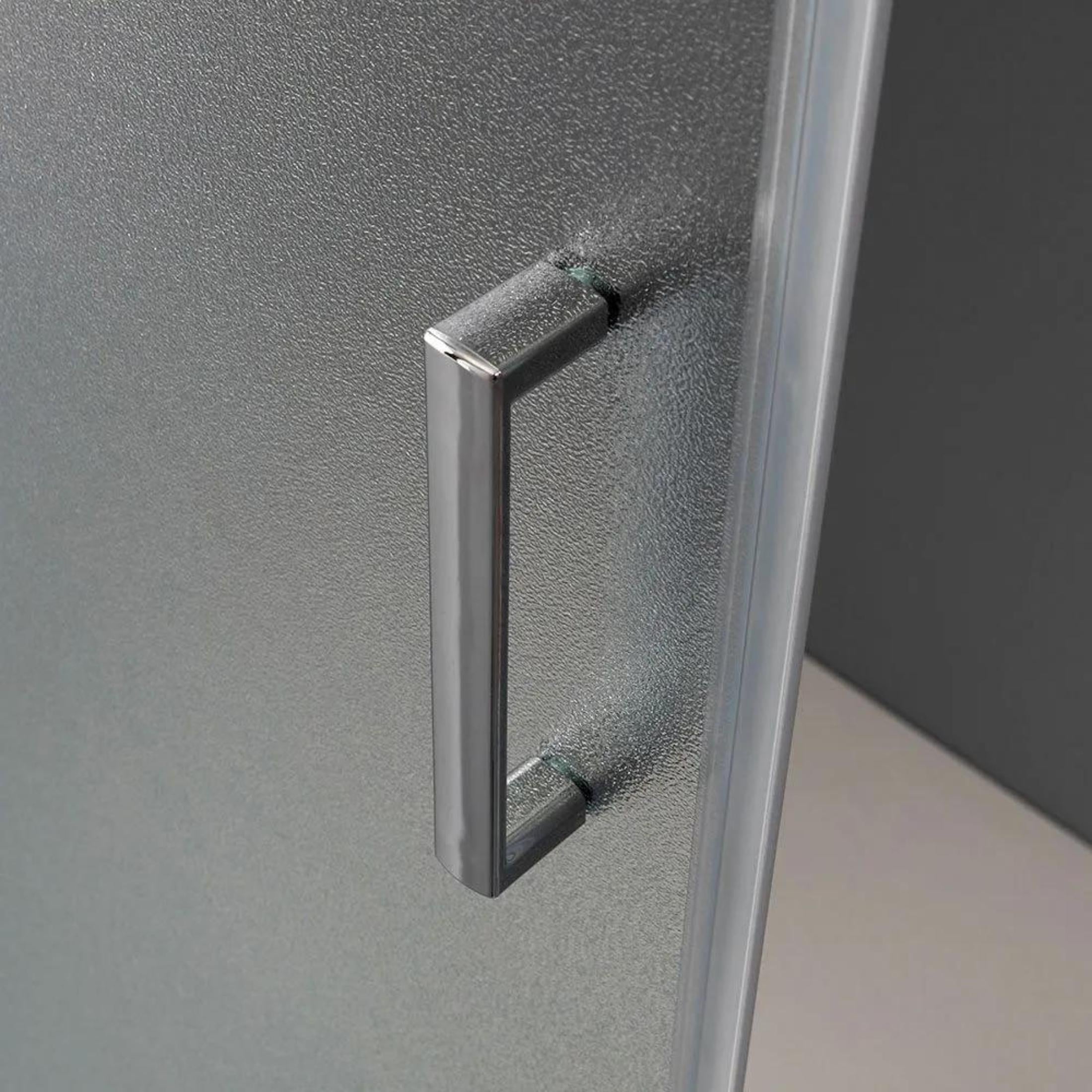 "Genova Two" shower enclosure with sliding doors in opaque tempered glass, 185 cm high.