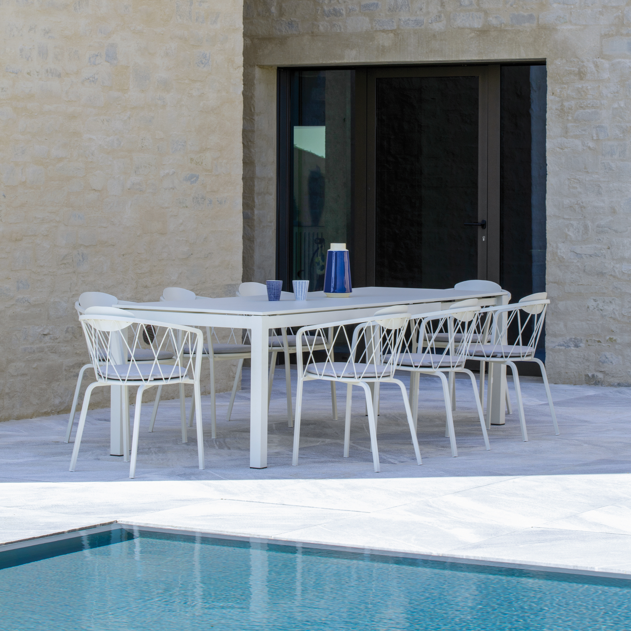 Extendable "Extia" painted metal garden table for modern use