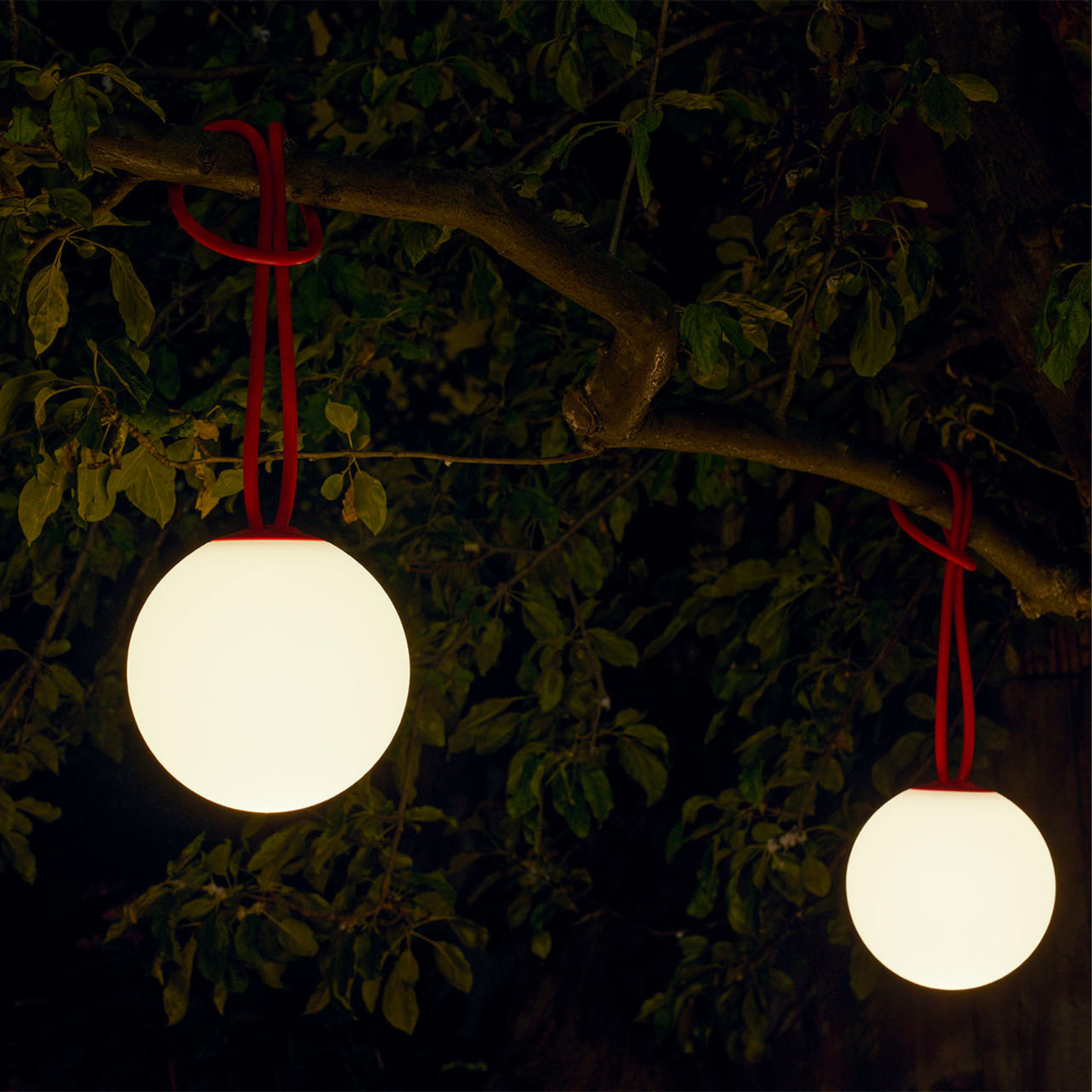 Set of 2 "Bolleke" battery-powered LED hanging lamps in HDPE with rubber hook, 20x20 cm