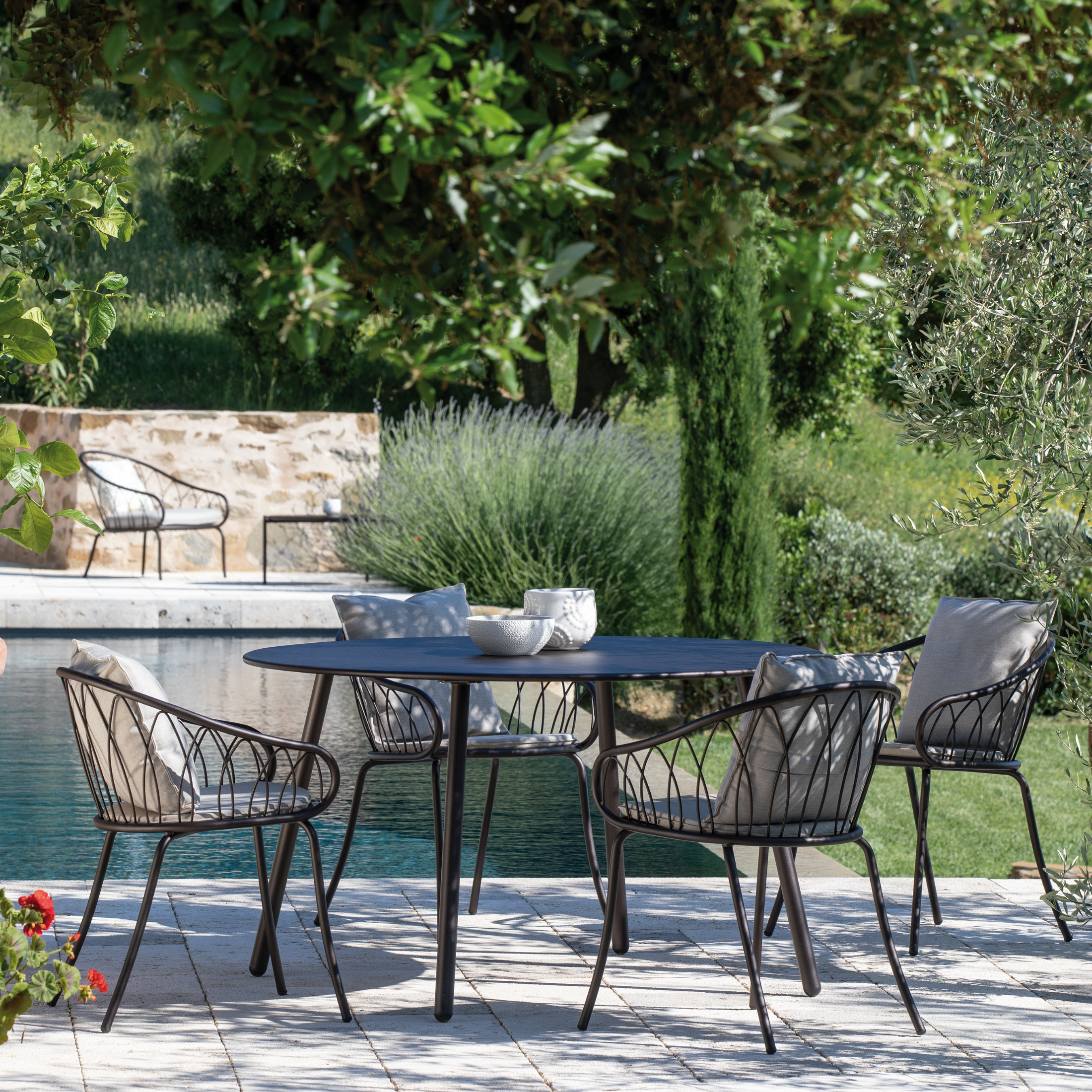 Set of stackable "Flora" painted metal garden chairs, 59x56 cm, 81 cm high