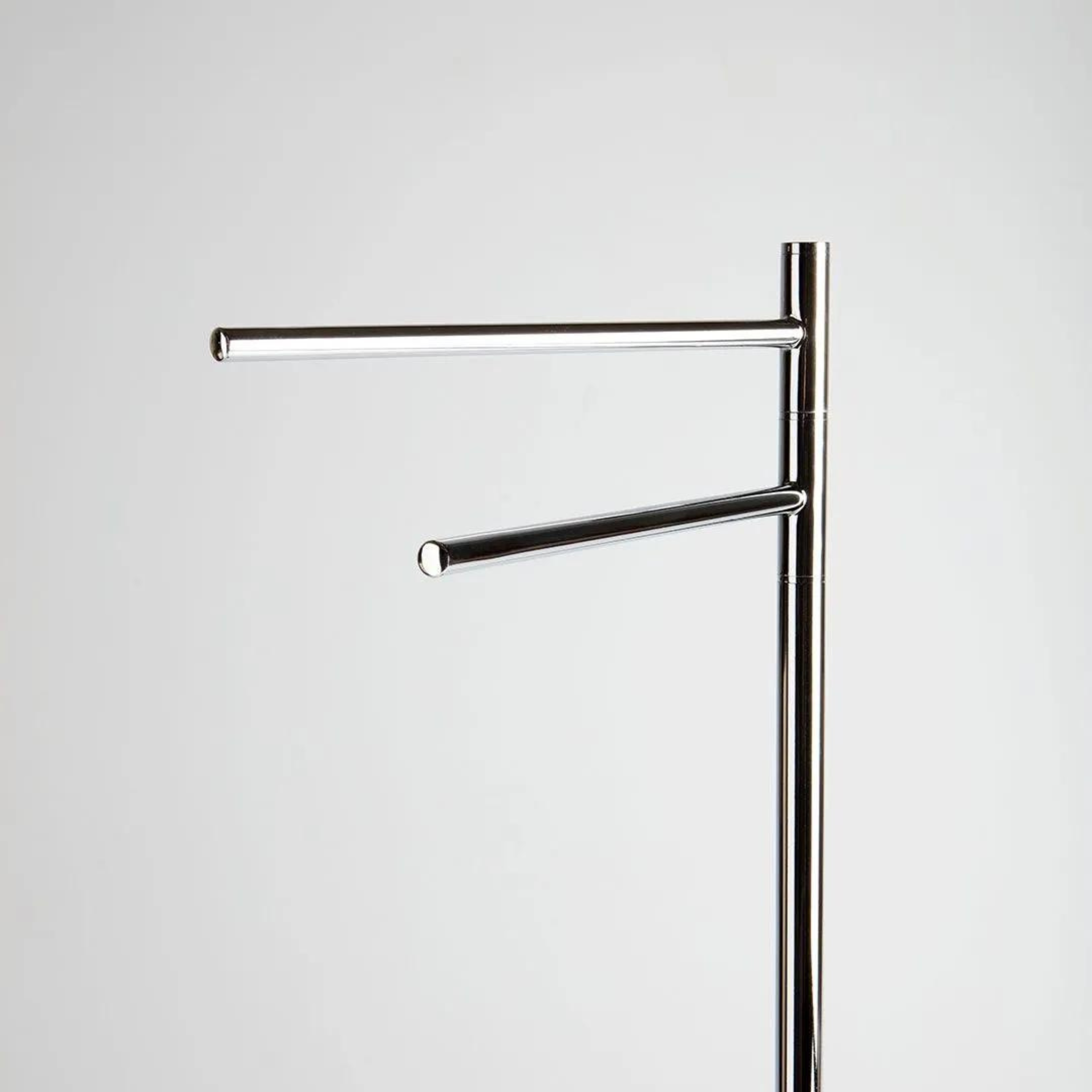 "Clara" metal towel holder with two arms and a half-moon base