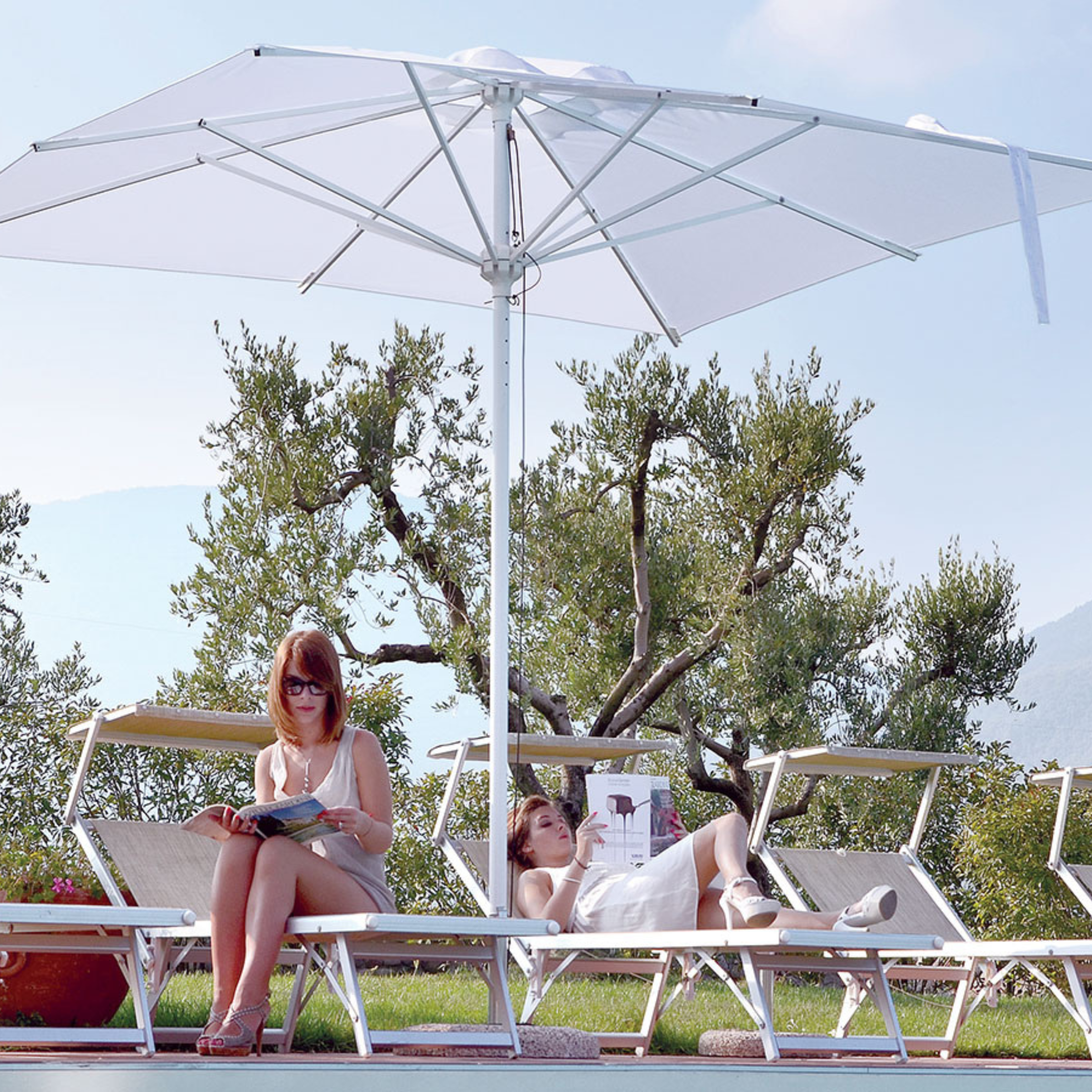 Modern "Acquamarina Classic" umbrella with white central pole
