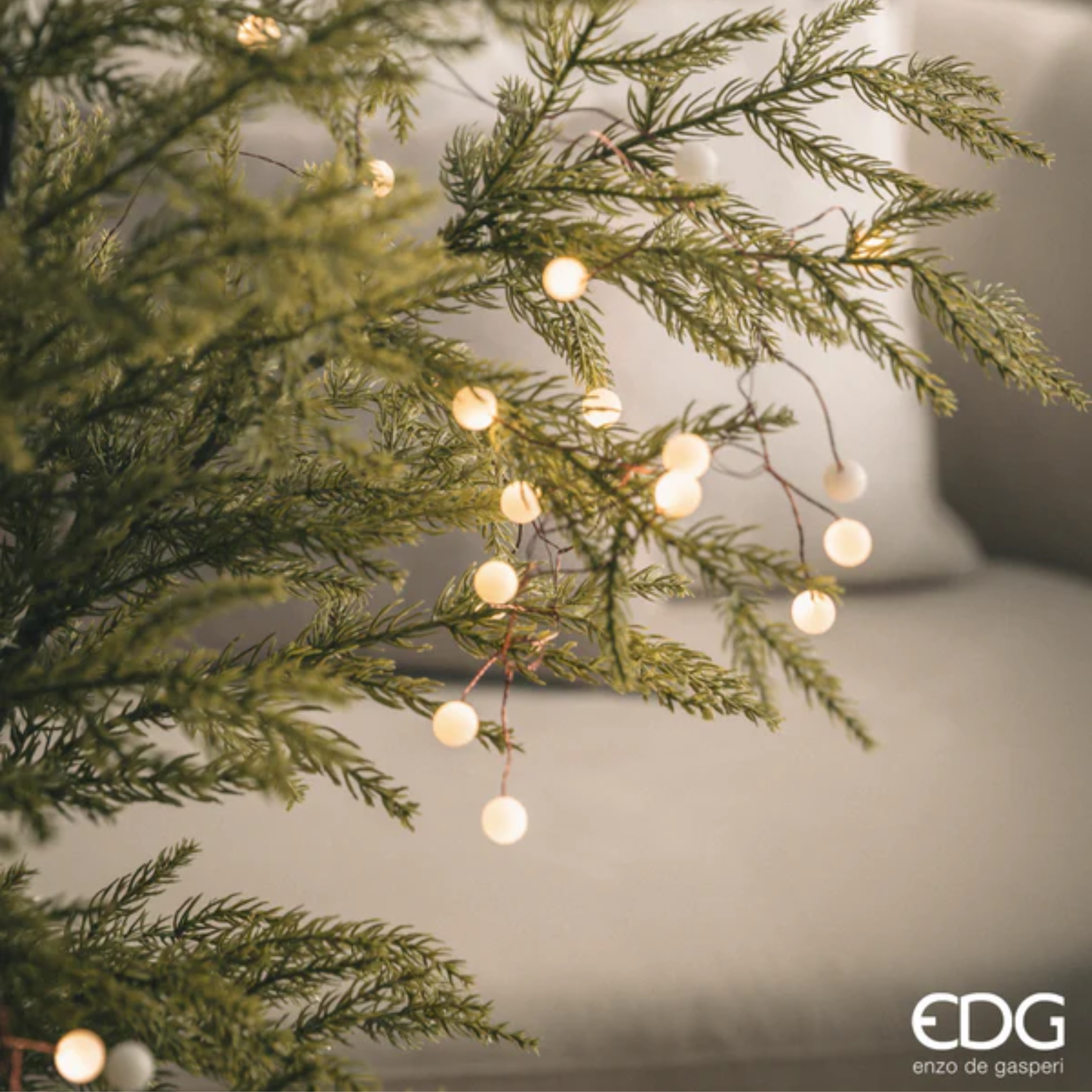 "Pino Luxury New" Christmas tree with integrated LEDs, in PE Real Touch effect