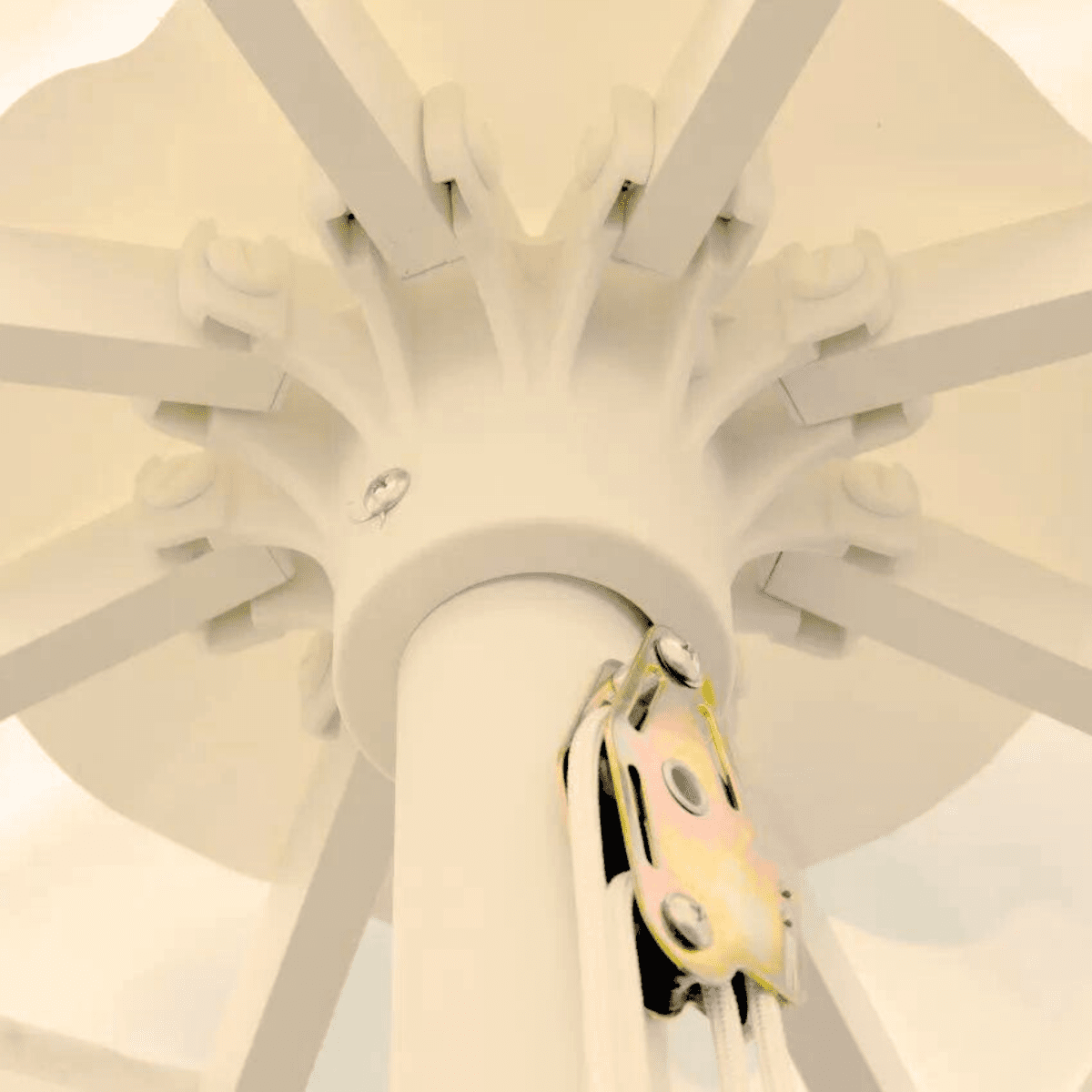 Ombrellone moderno "Corallo Classic" con palo centrale bianco - MondoViro