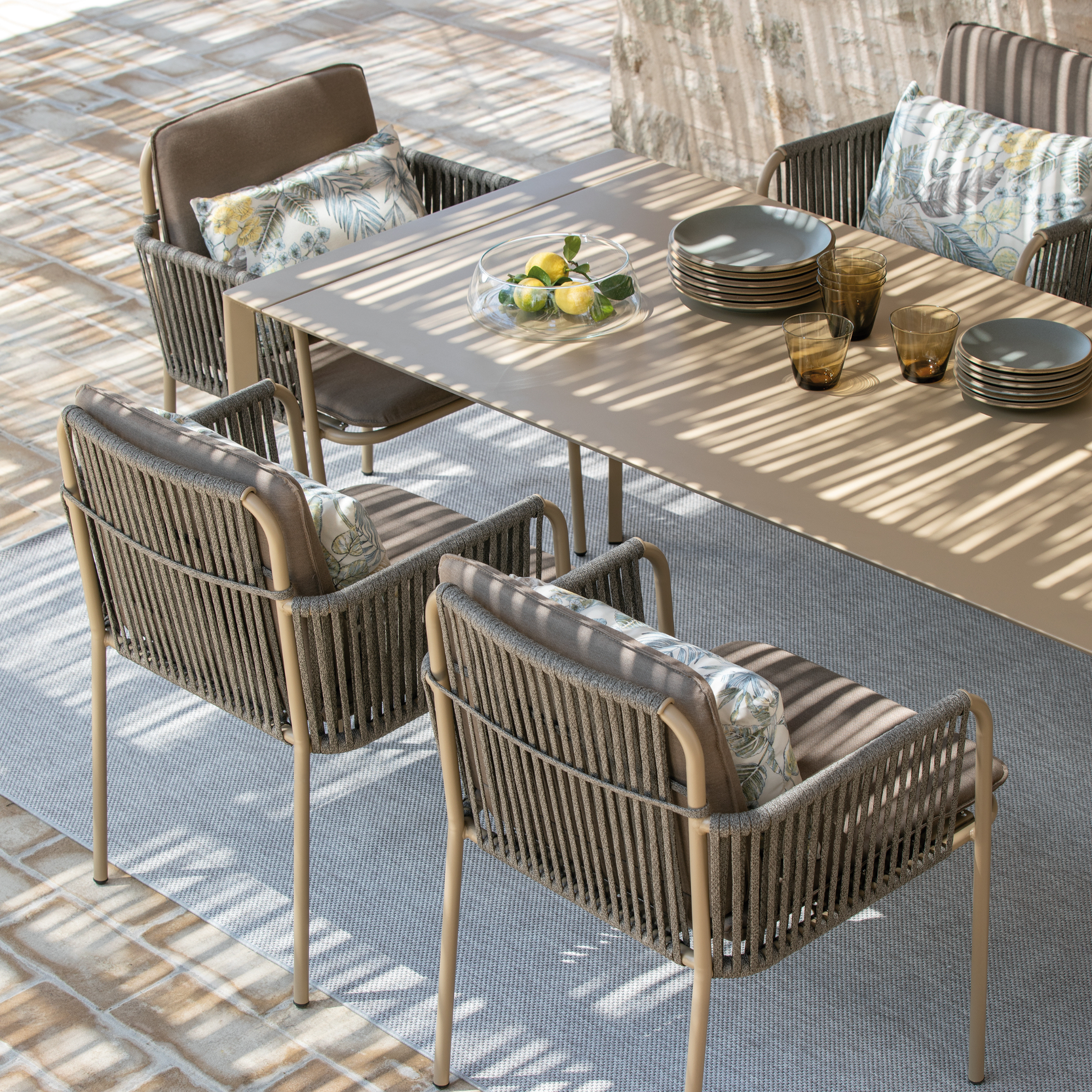 Set of 2 stackable lounge chairs with "Key West" rope cushion and backrest