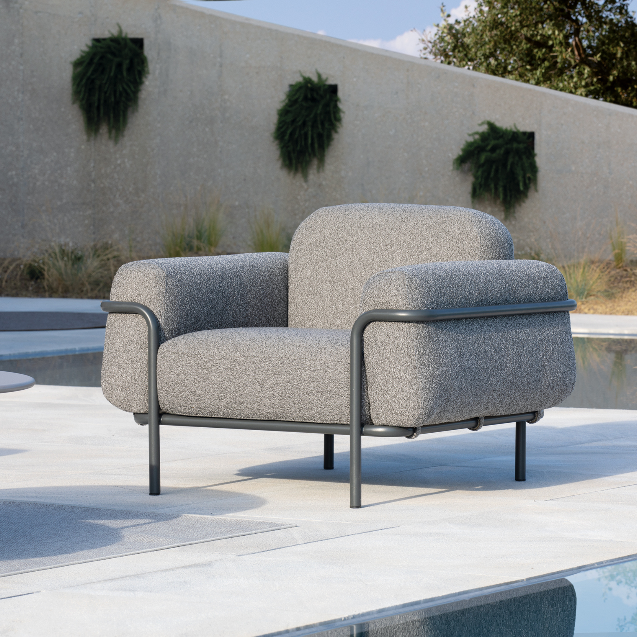 "Hug" padded fabric lounge chair with metal frame for the garden, 105x94 cm, 75 cm high