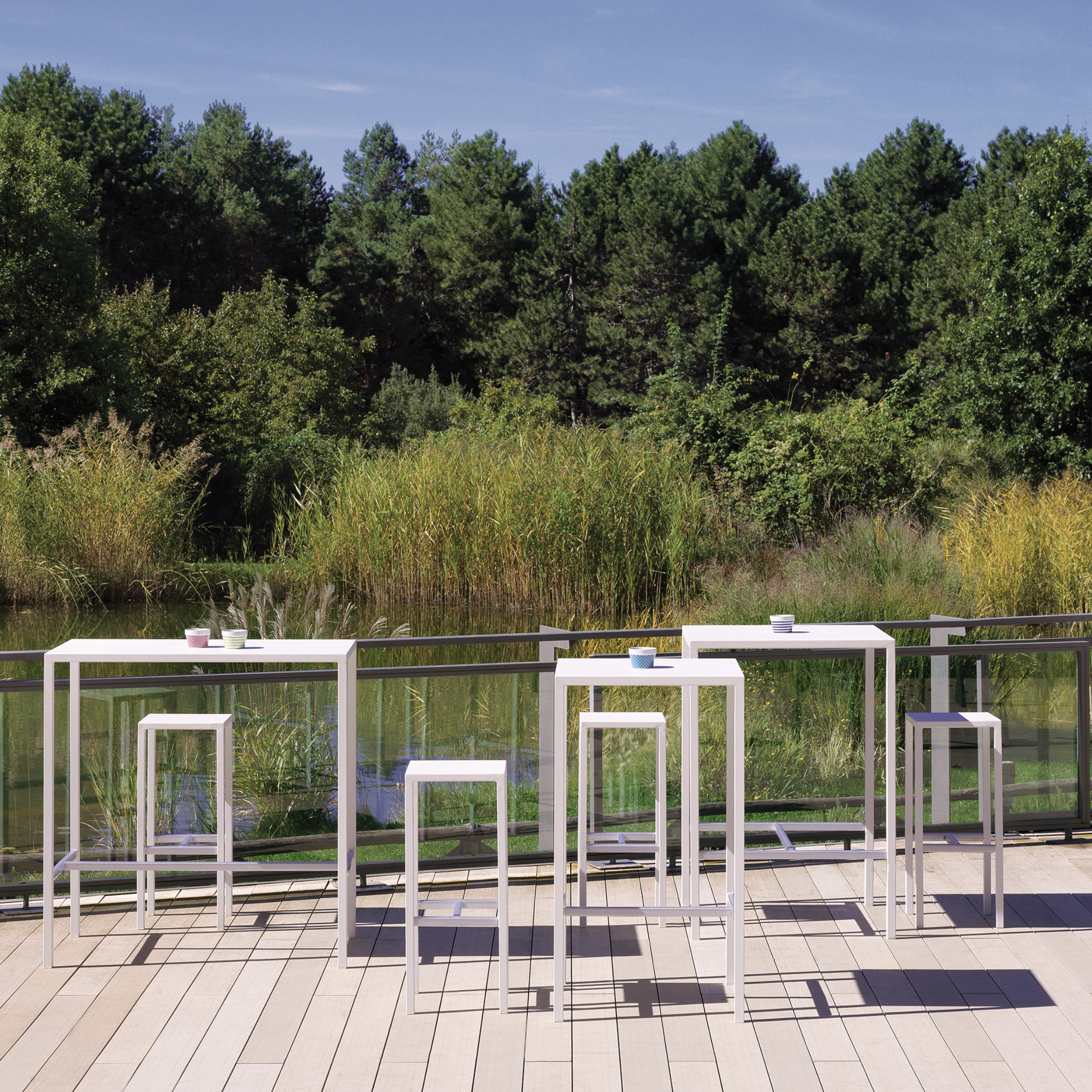 "Quatris" high square table in painted metal for modern bars and gardens