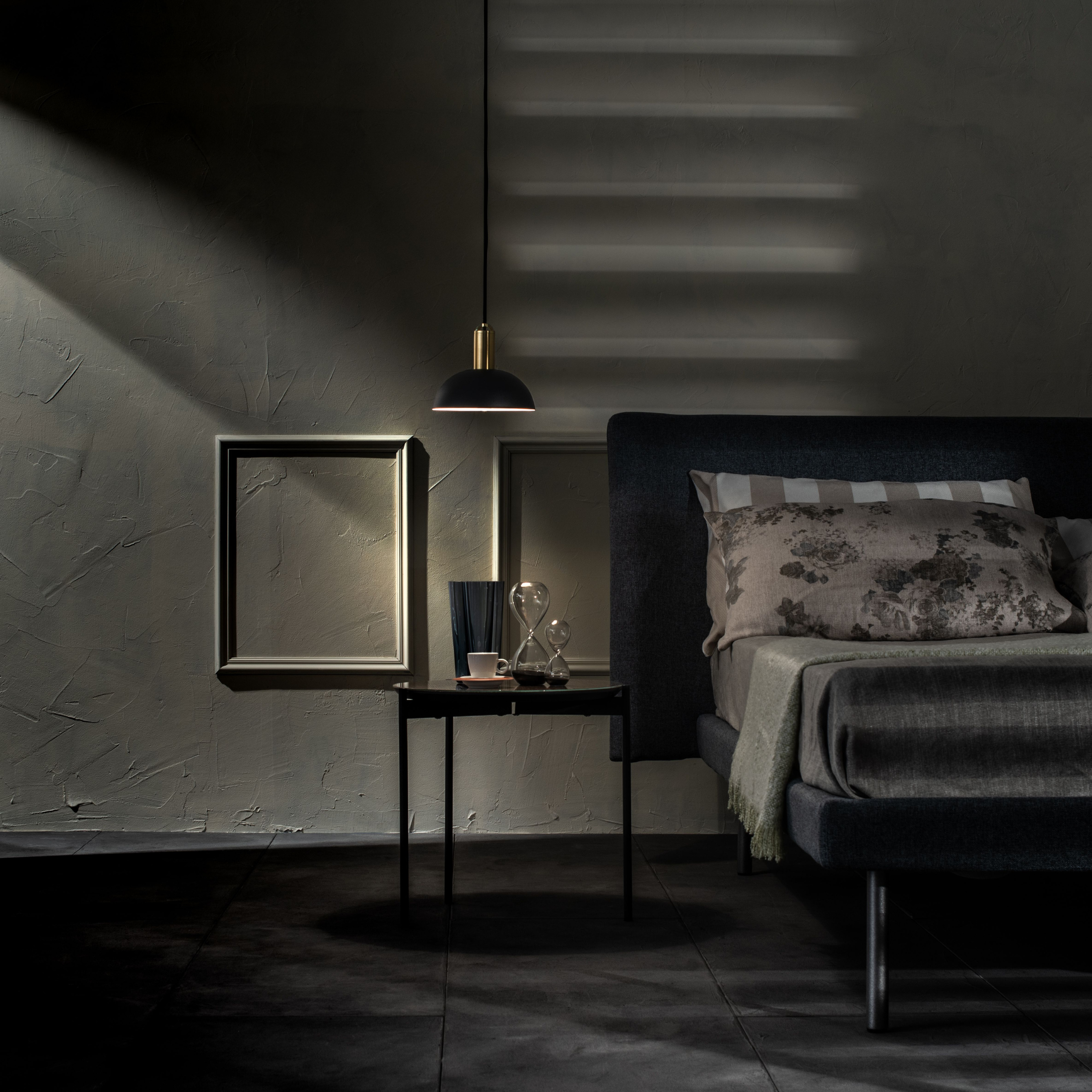 "Tenis" round pendant lamp in matt black brass, 20x20 cm, 150 cm high.