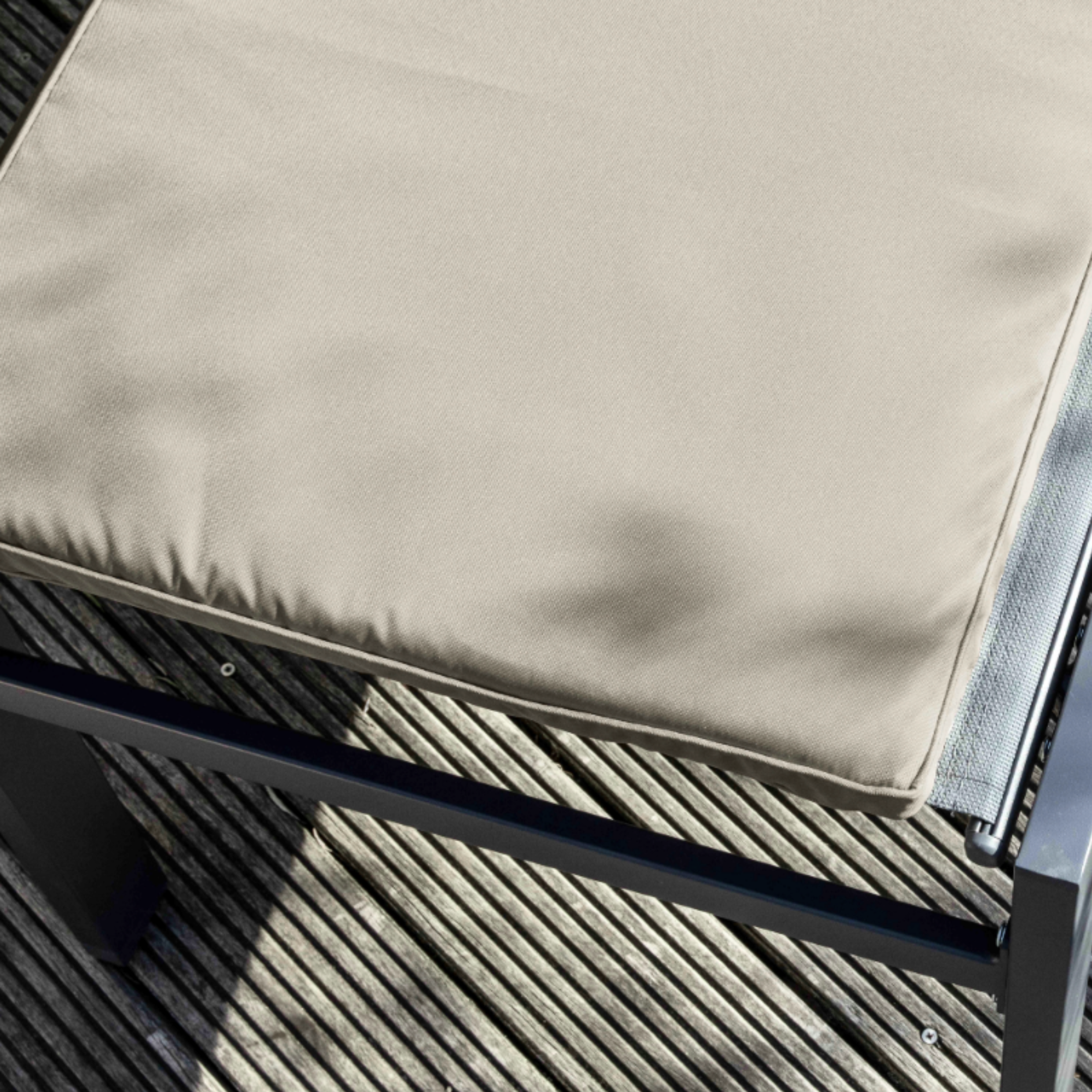 Removable and water-repellent cot cushion with zip and laces