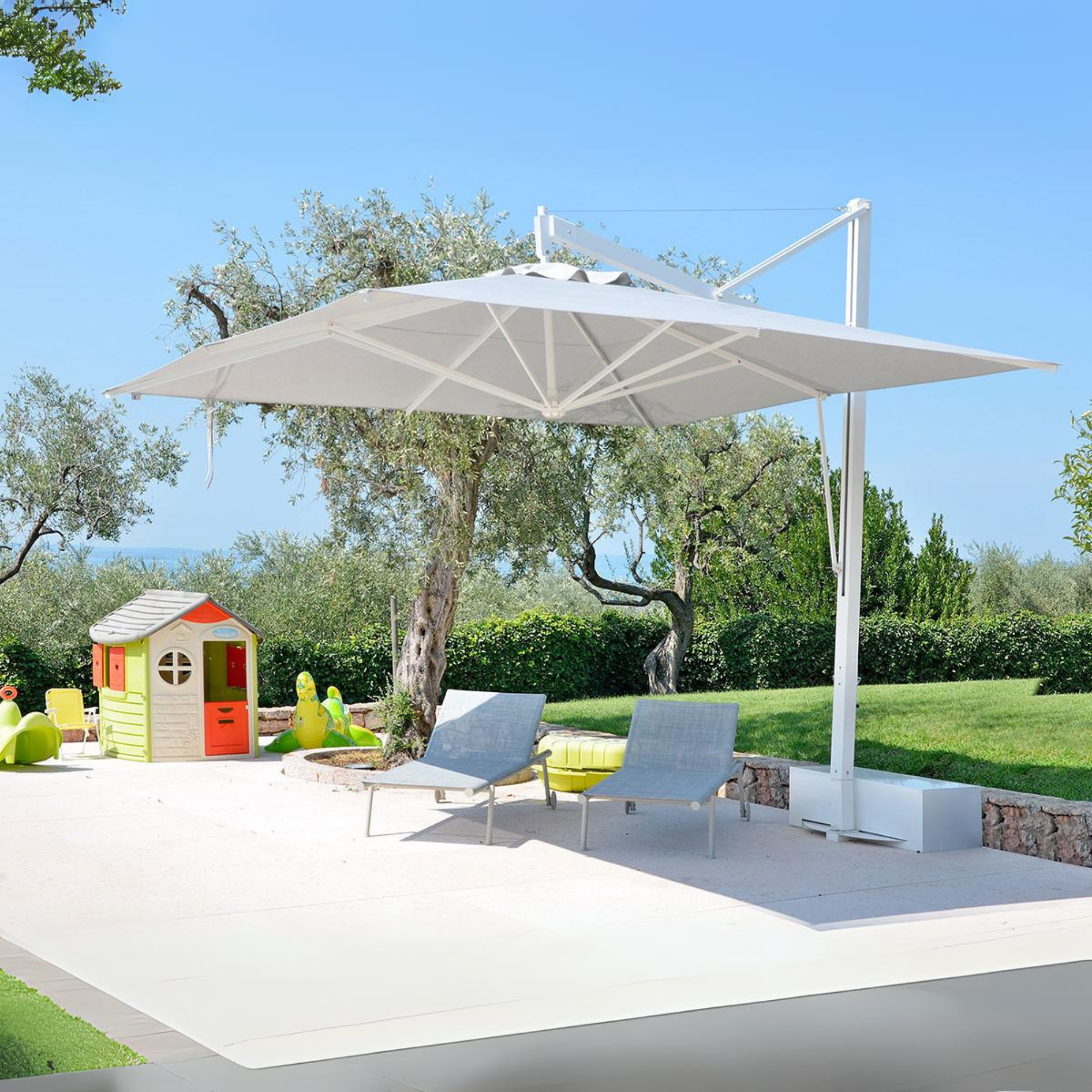 Modern "Pratique Classic" garden umbrella with retractable arm