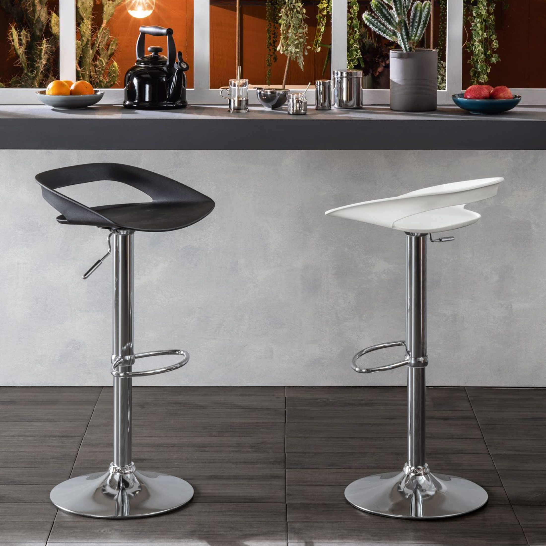 Set of "Glenda" high stools in polypropylene with gas lift and footrest, 40x40 cm, 69 cm high.