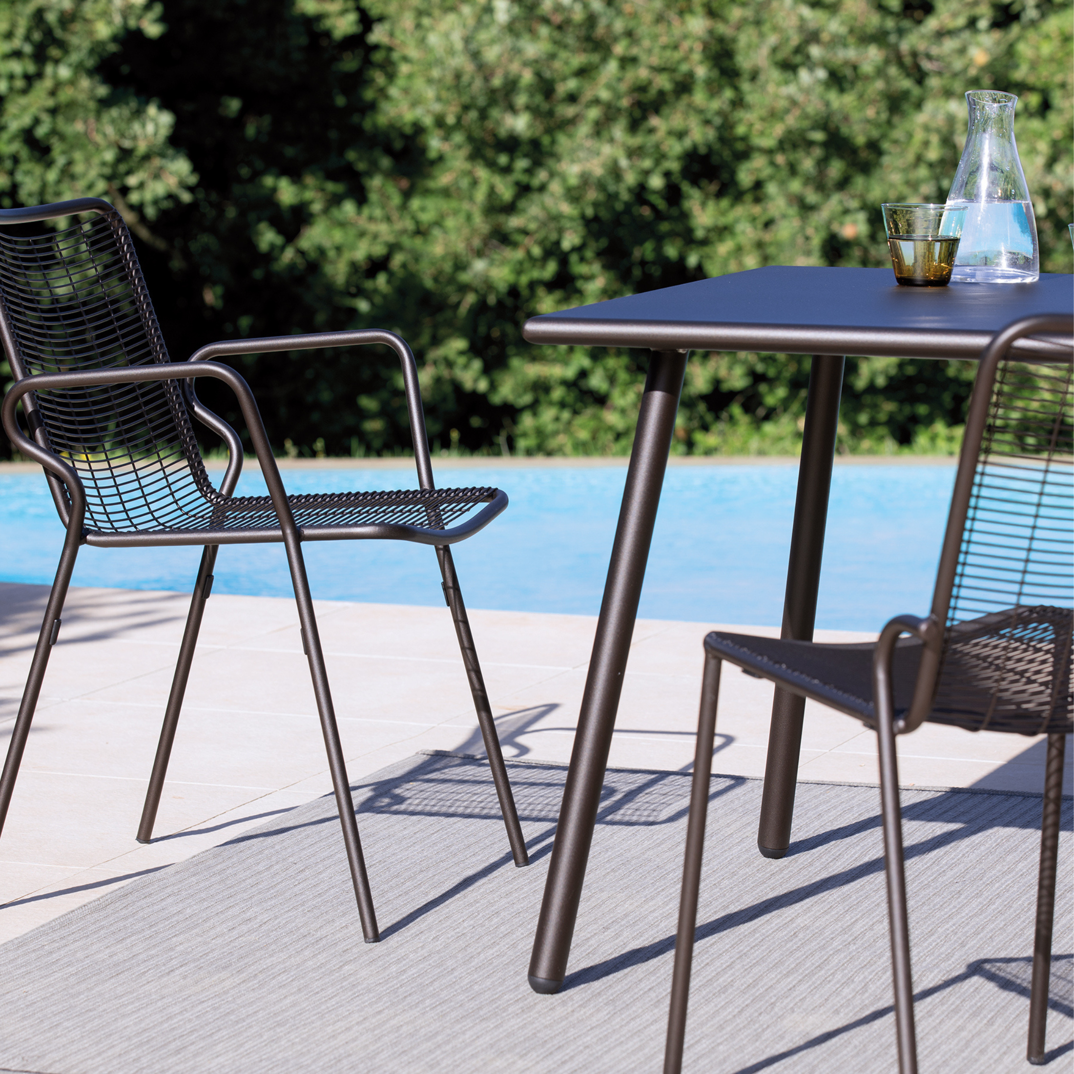 Set of stackable "Roma" chairs in powder-coated metal, 54x60 cm, 84h
