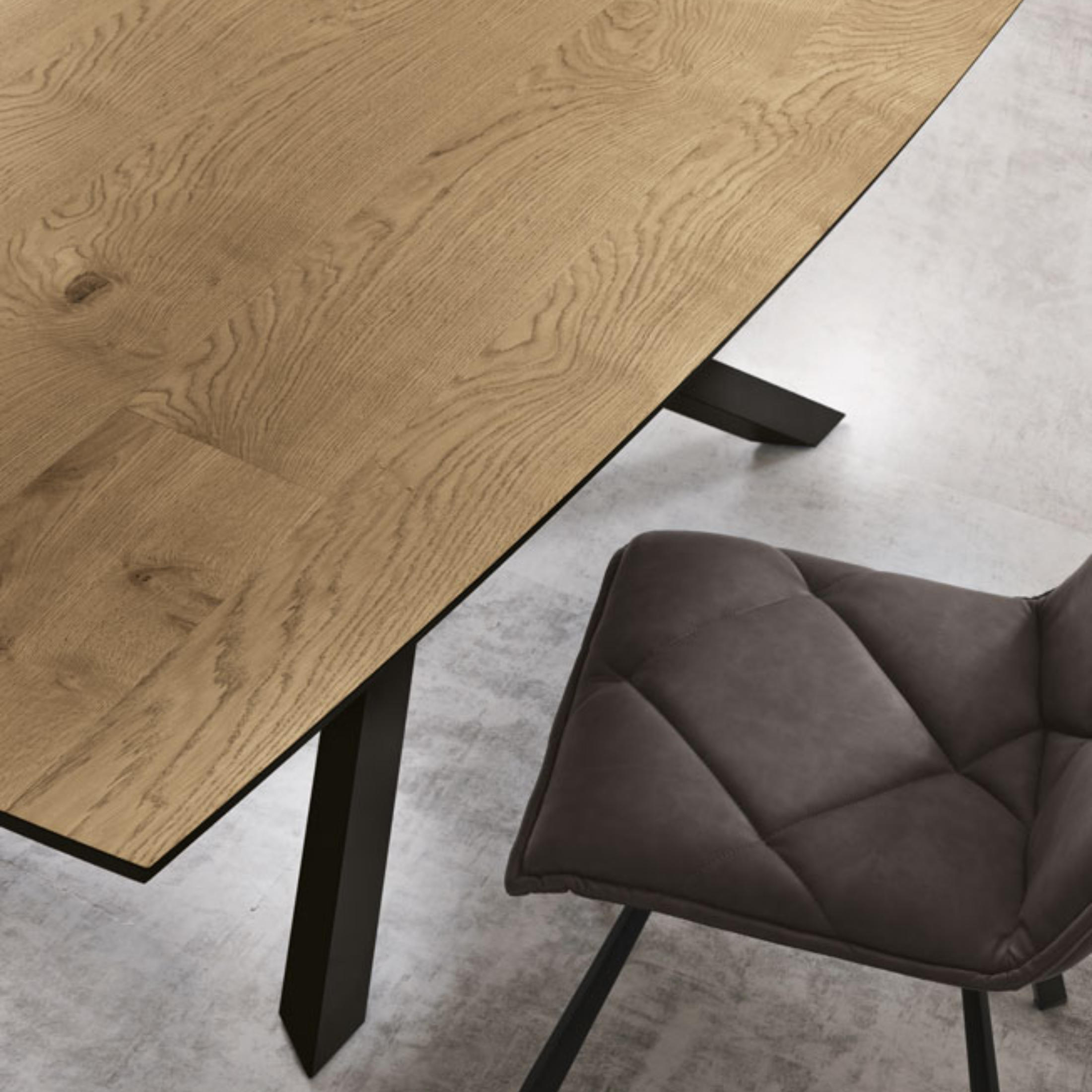 Modern extendable table "Alan" with metal base and oak top