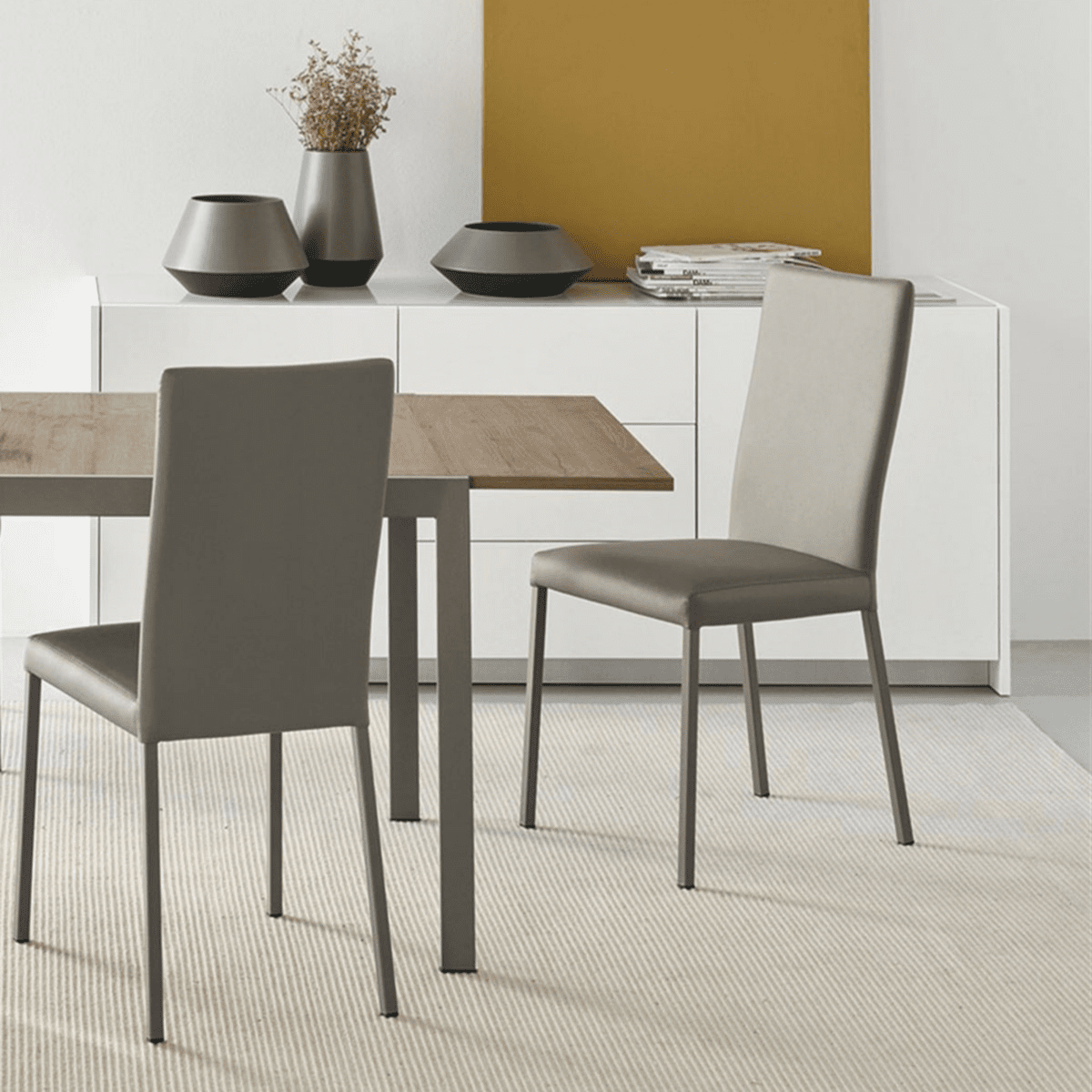 Set di sedie moderne da soggiorno "Garda" con seduta e schienale in tessuto cm 44x54 96h - MondoViro