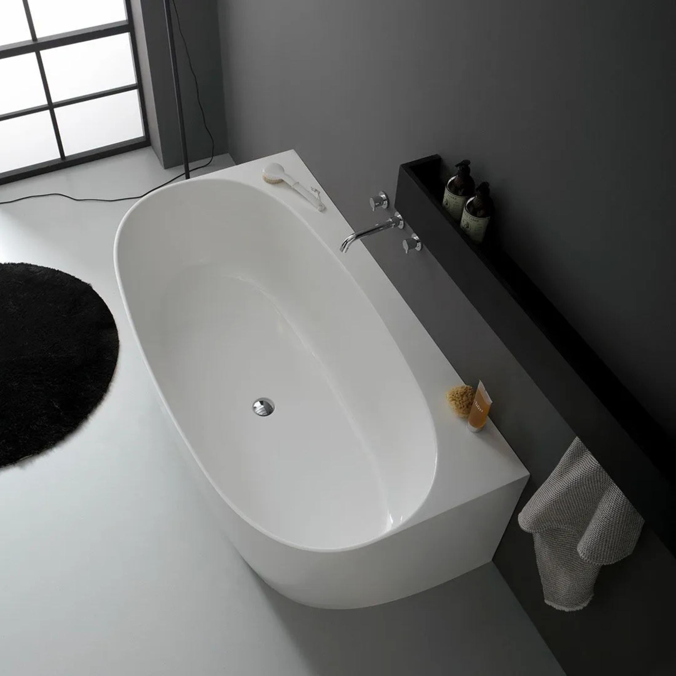 "Siena" oval wall-mounted bathtub in marble resin, 158x86 cm, 58 cm high