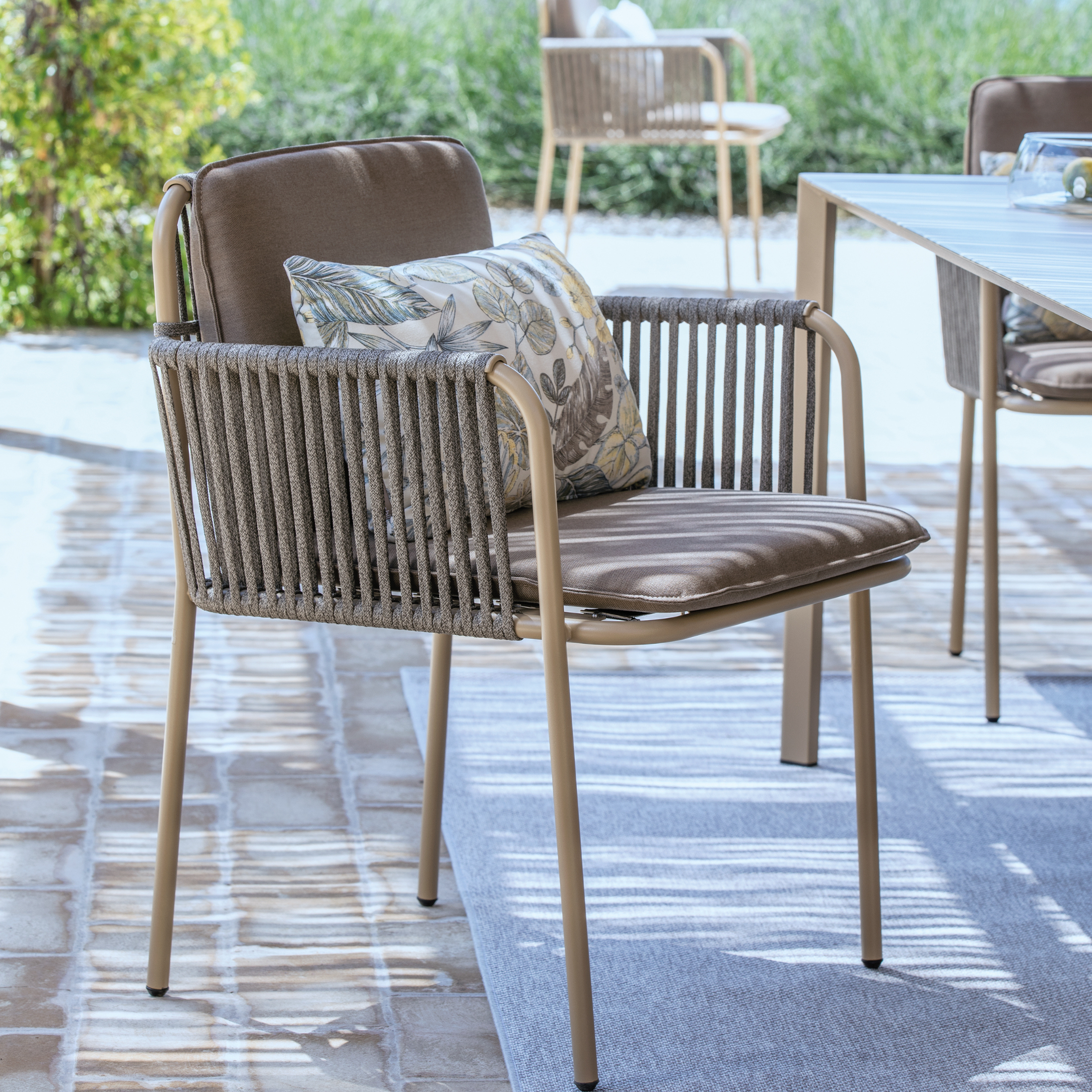 Set of 2 stackable lounge chairs with "Key West" rope cushion and backrest