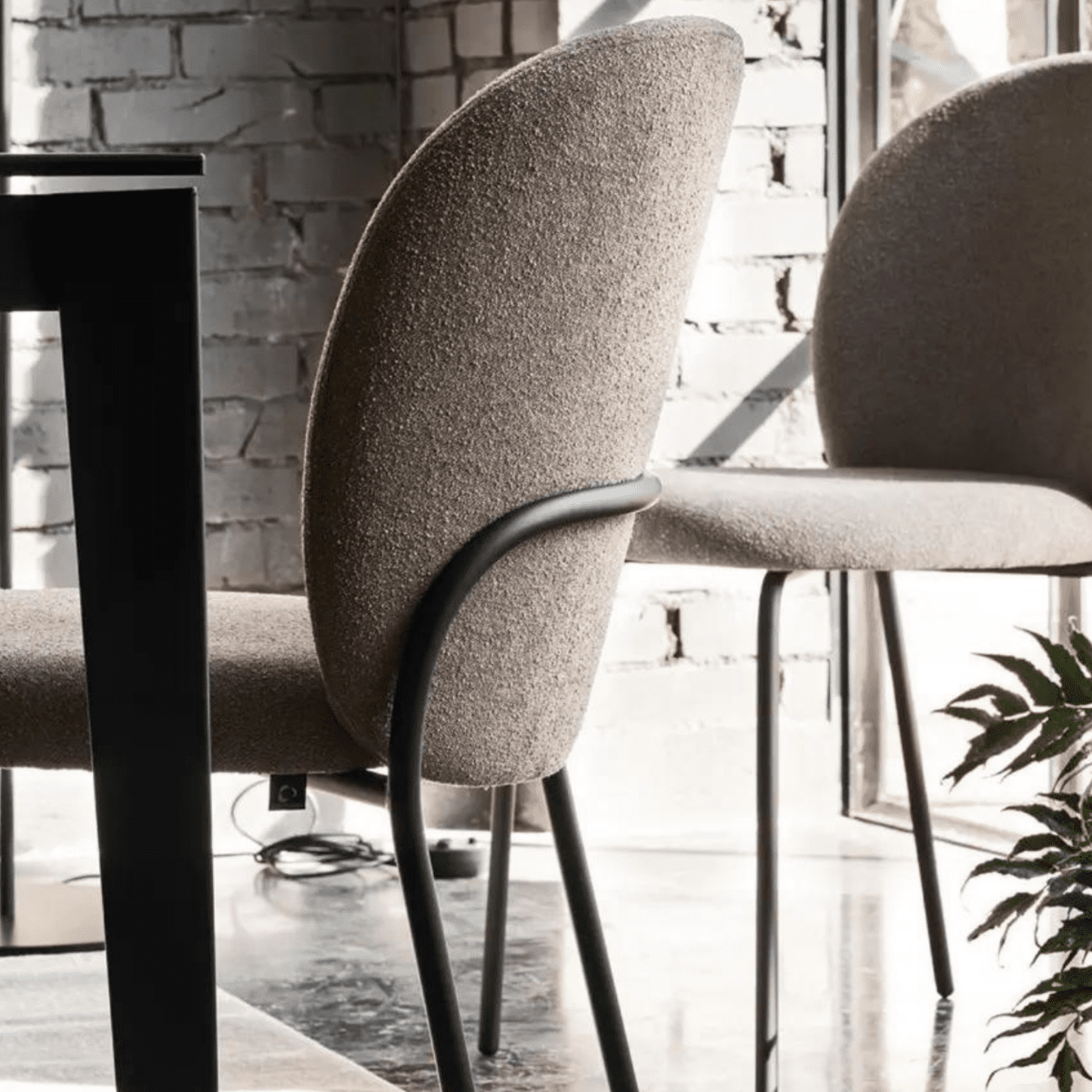 Set di sedie moderne da soggiorno "Cozy Mid" in metallo con seduta imbottita cm 46,5x57,5 82,5h - MondoViro