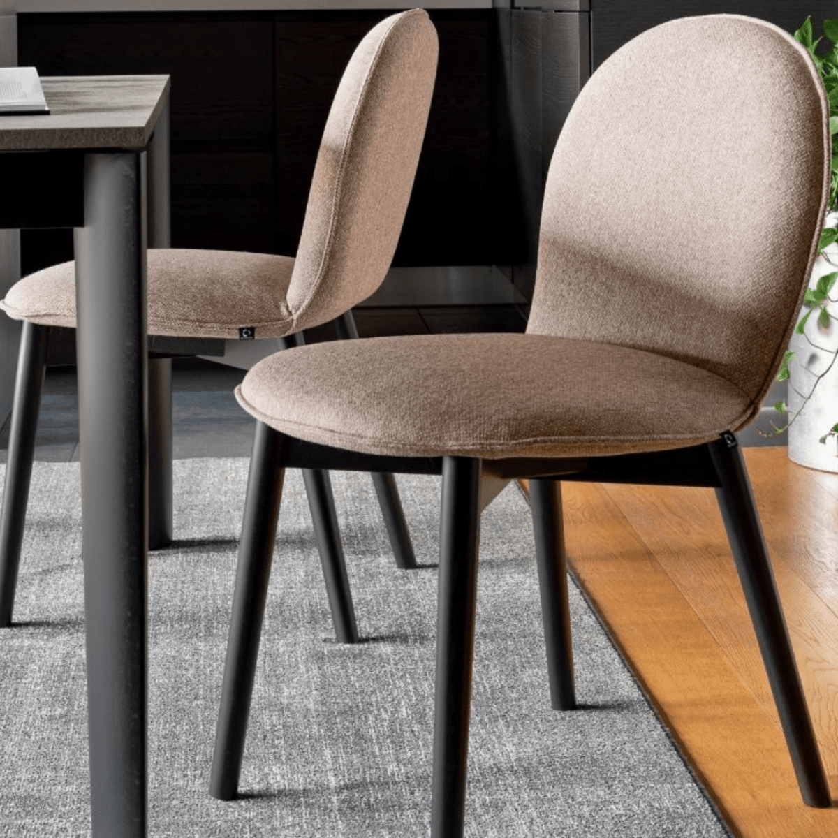 Set di sedie moderne da soggiorno "Riley Mid" con seduta in tessuto cm 47x54 85,5h - MondoViro