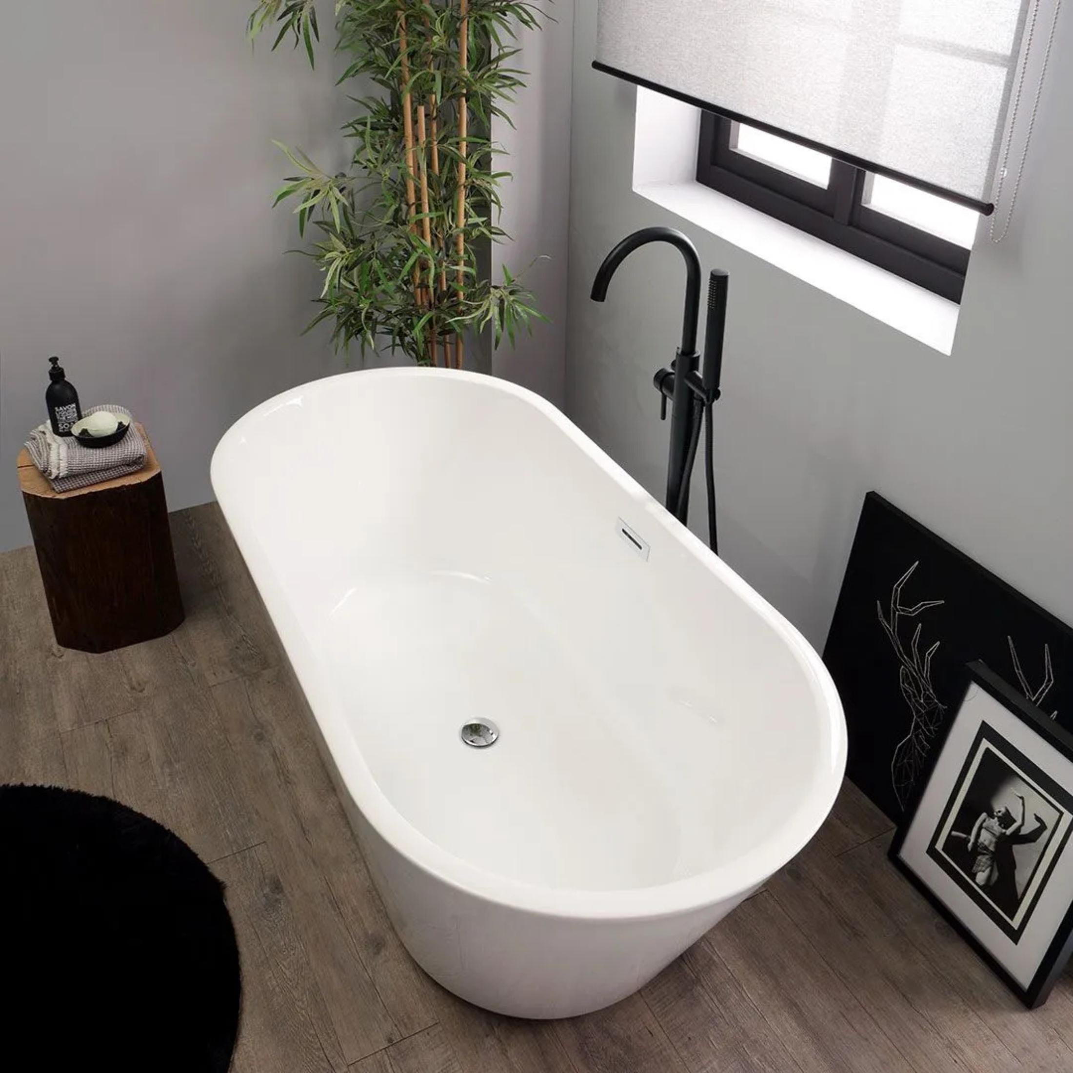 "Anita" freestanding oval bathtub in white acrylic