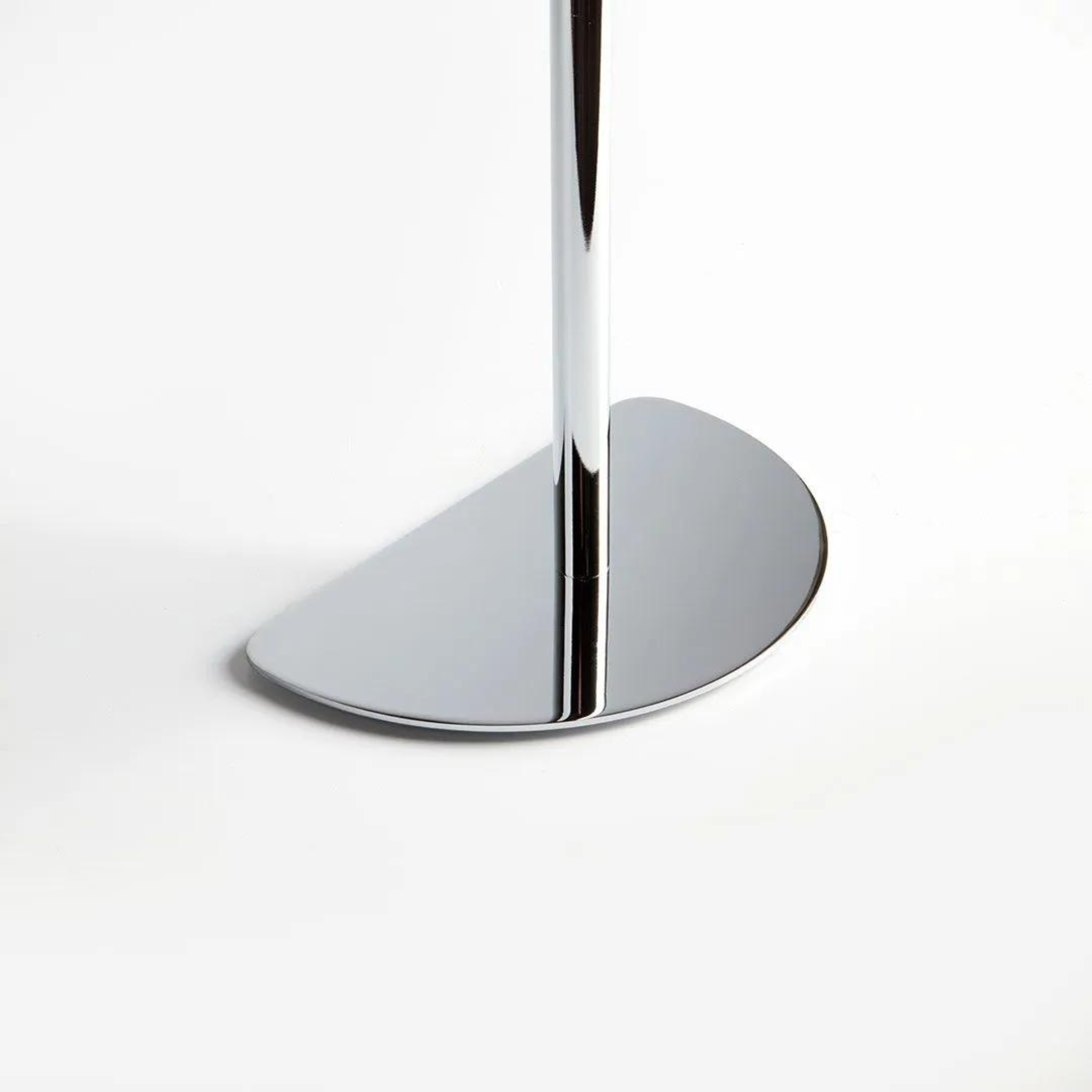 "Clara" metal towel holder with two arms and a half-moon base