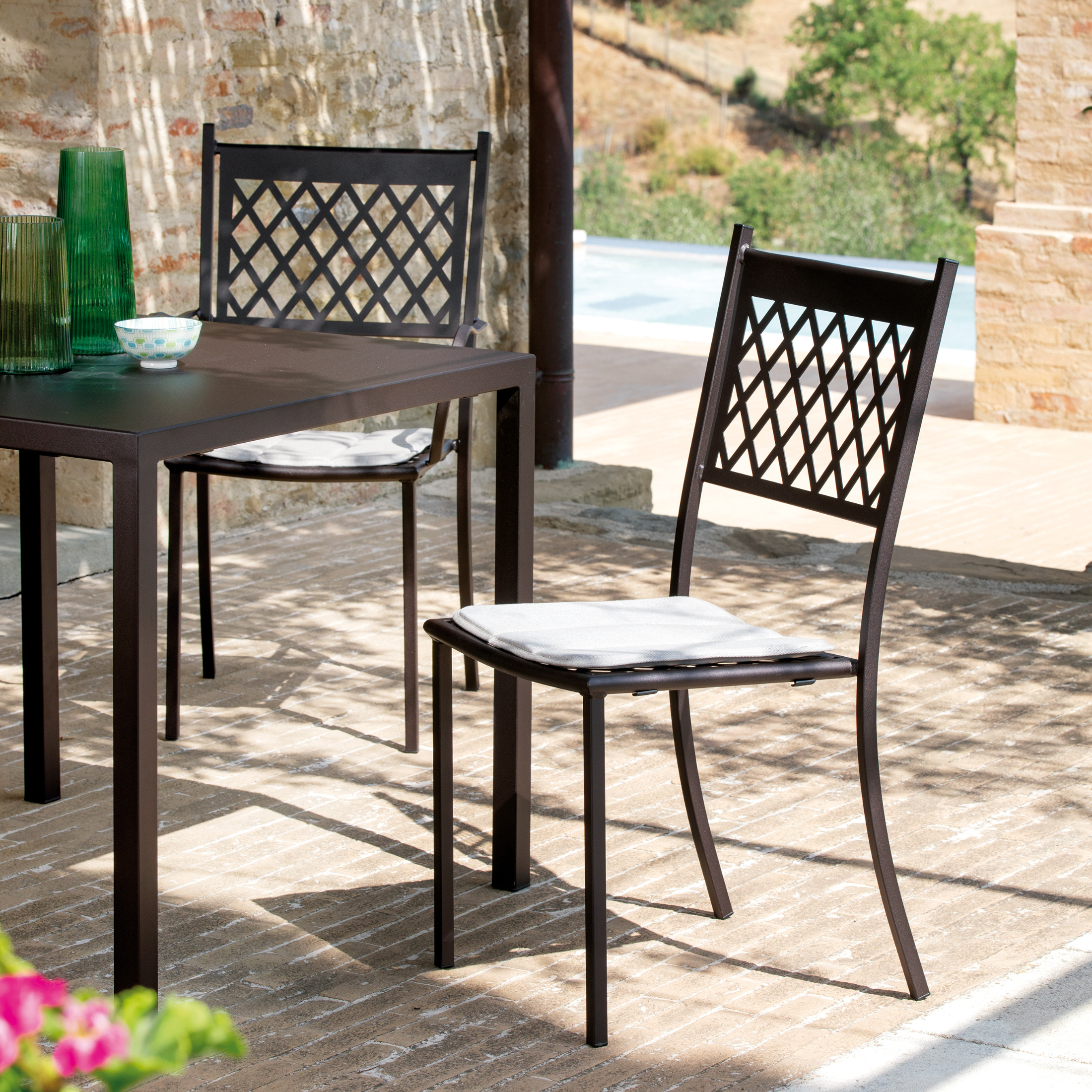 Set of modern garden chairs "Summertime" in painted metal, stackable, 49x57 cm, 95 cm high.