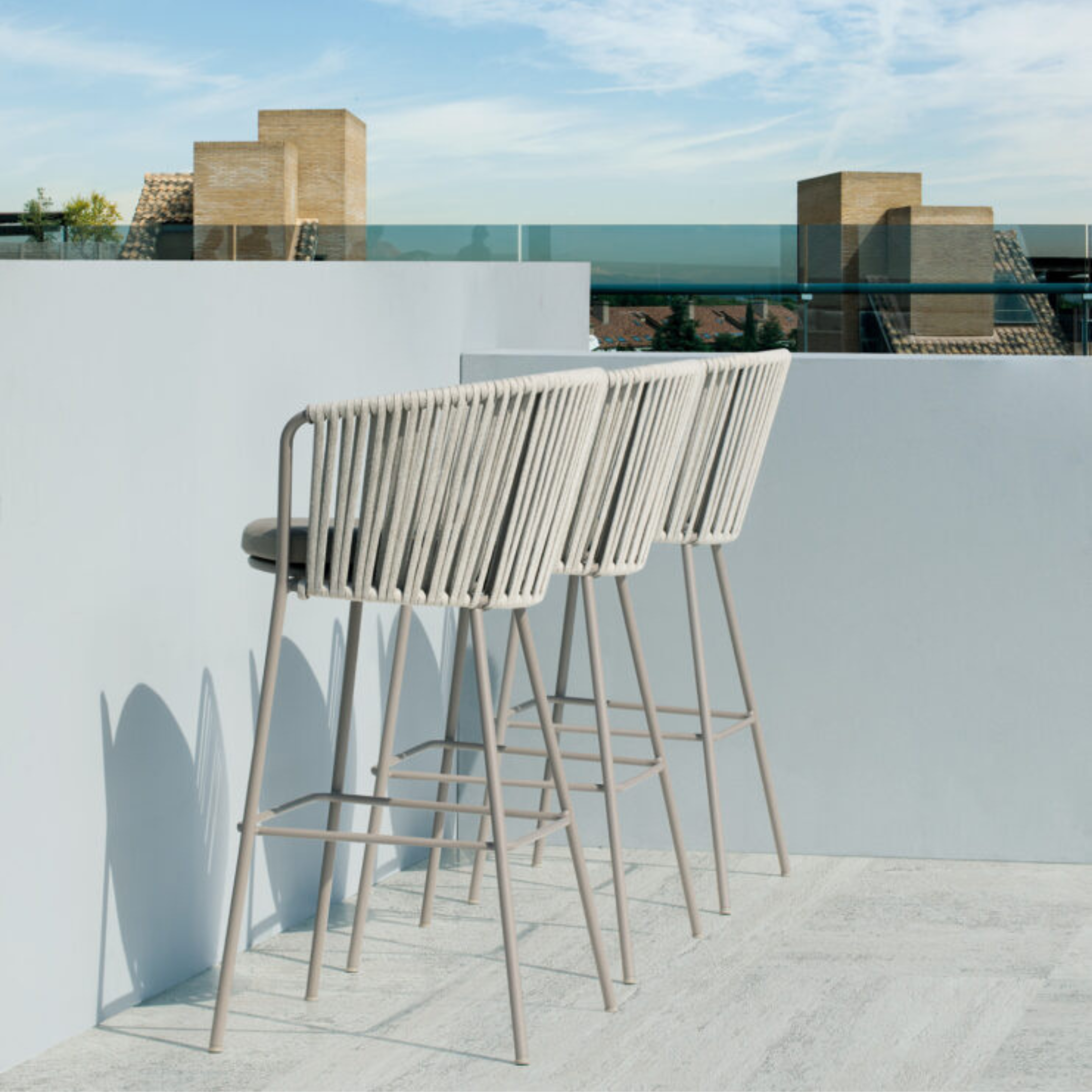 High stainless steel and rope "Daisy Rope" garden stool, 62x53 cm, 104 cm high.